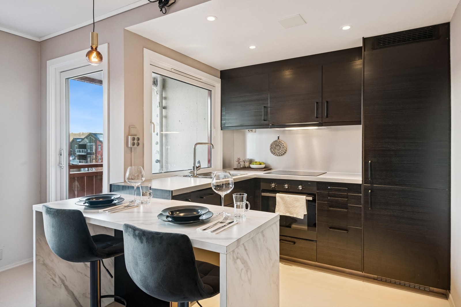 Pent kjøkken fra 2012/13 med integrerte hvitevarer. Galleribilde