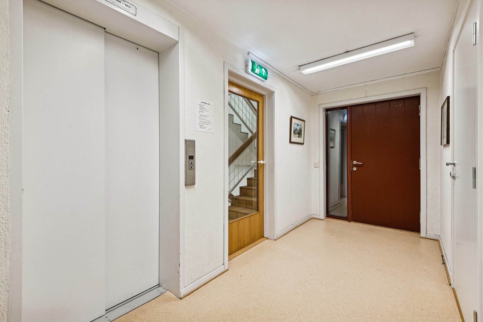 Heis i bygget gir trinnfri og praktisk tilgang. Galleribilde