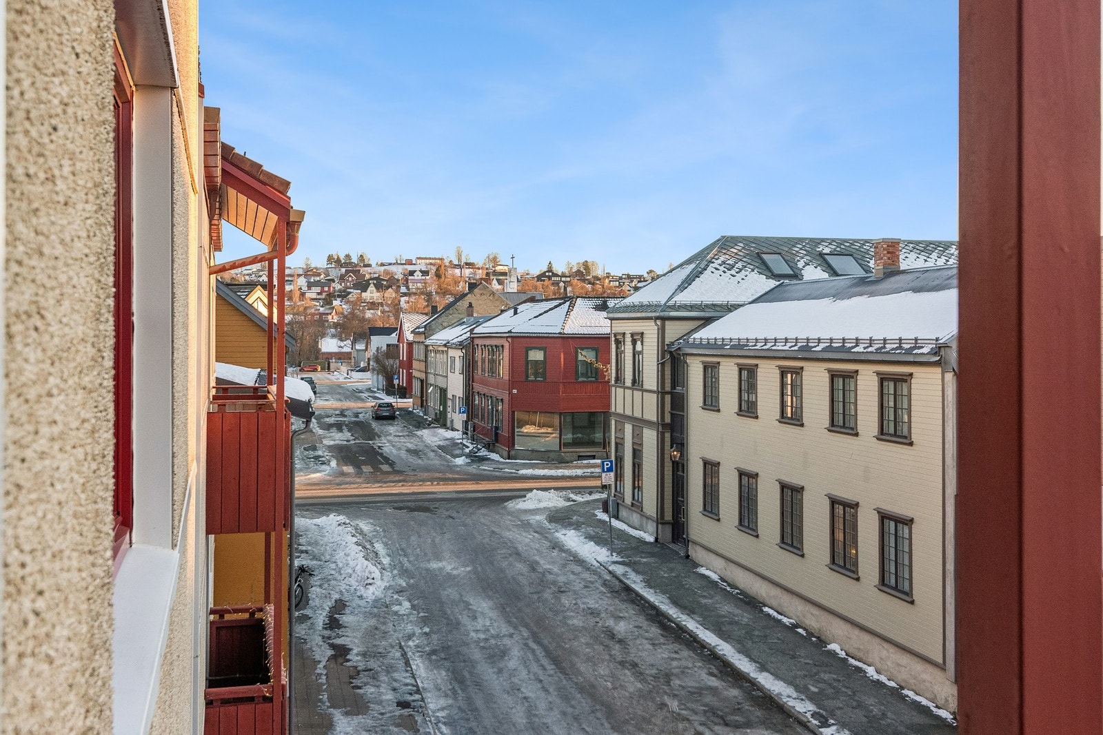 Utsikt fra balkongen mot byen. Galleribilde