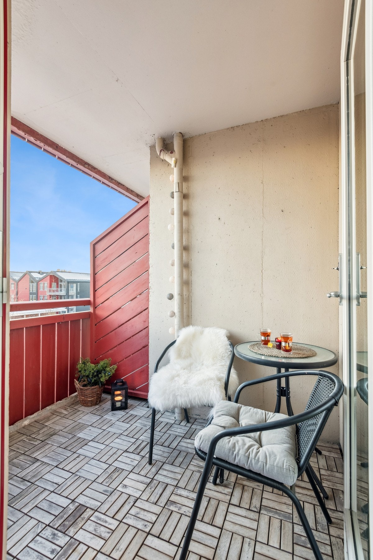 Trivelig balkong vendt mot rolig sidegate. Galleribilde