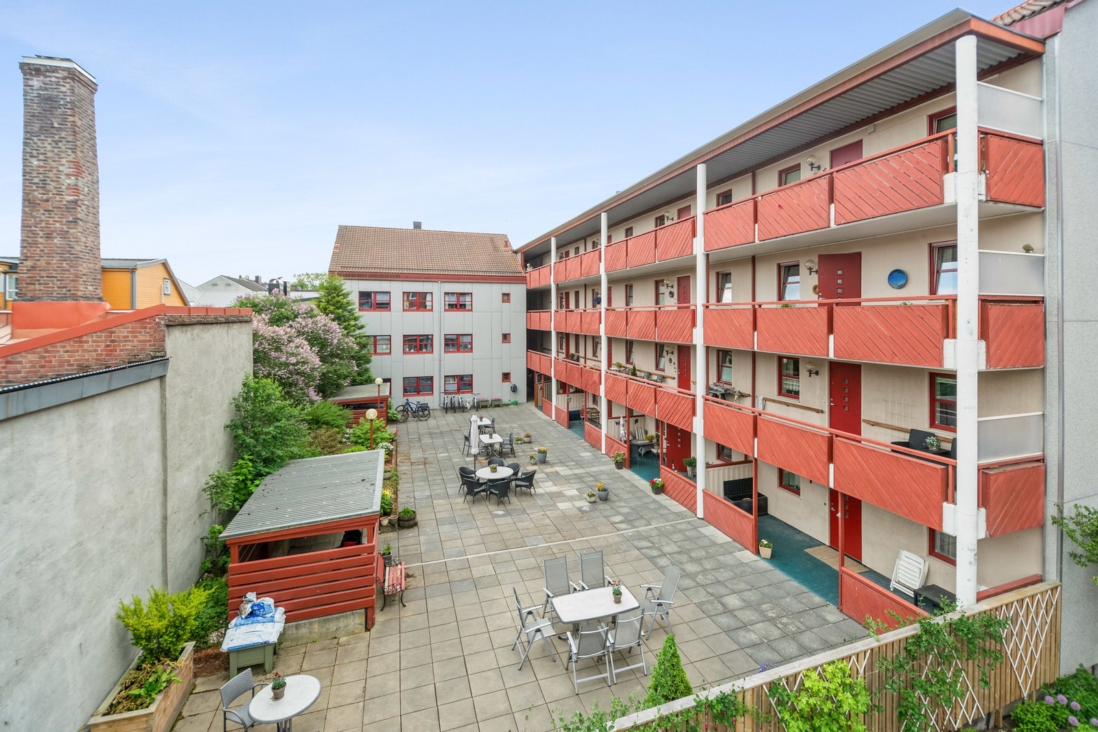 Trivelig bakgård i borettslaget som er felles for alle andelseiere. Galleribilde