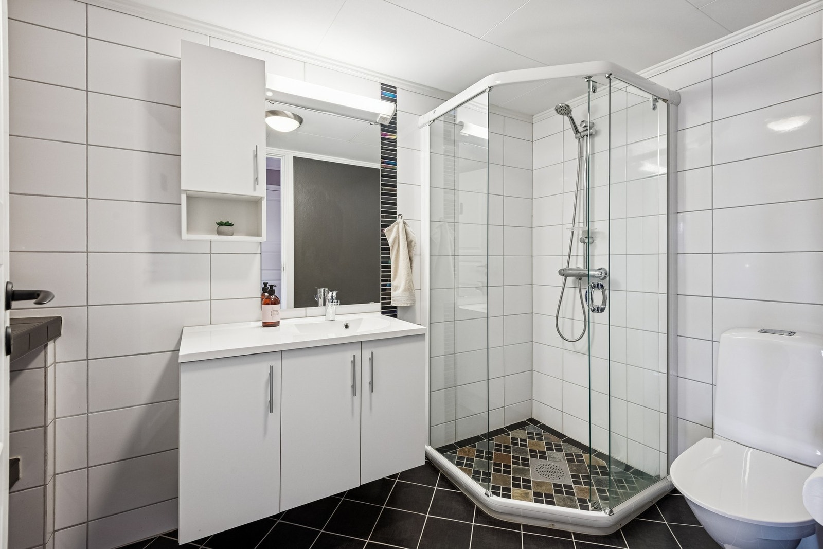 Flislagt bad fra 2012/13 med gulvvarme. Galleribilde