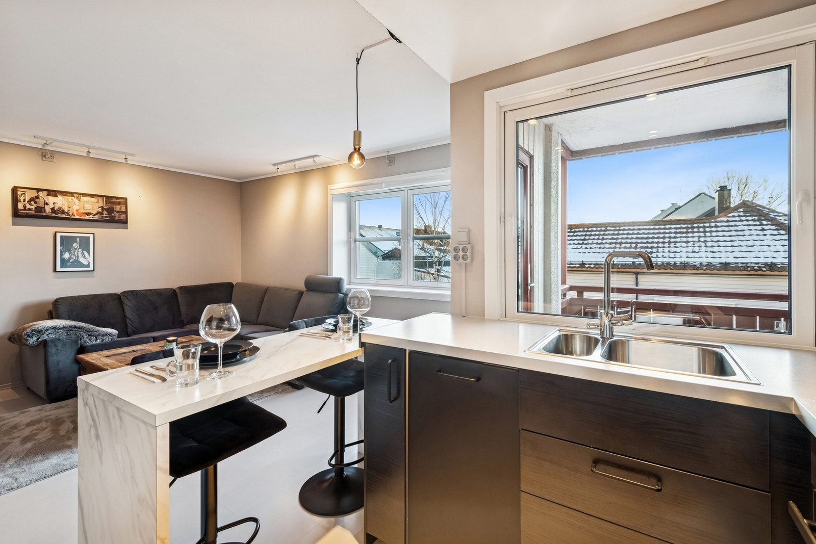 Lys og åpen løsning mellom stue og kjøkken. Store vindusflater som slipper inn rikelig med naturlig lys. Galleribilde