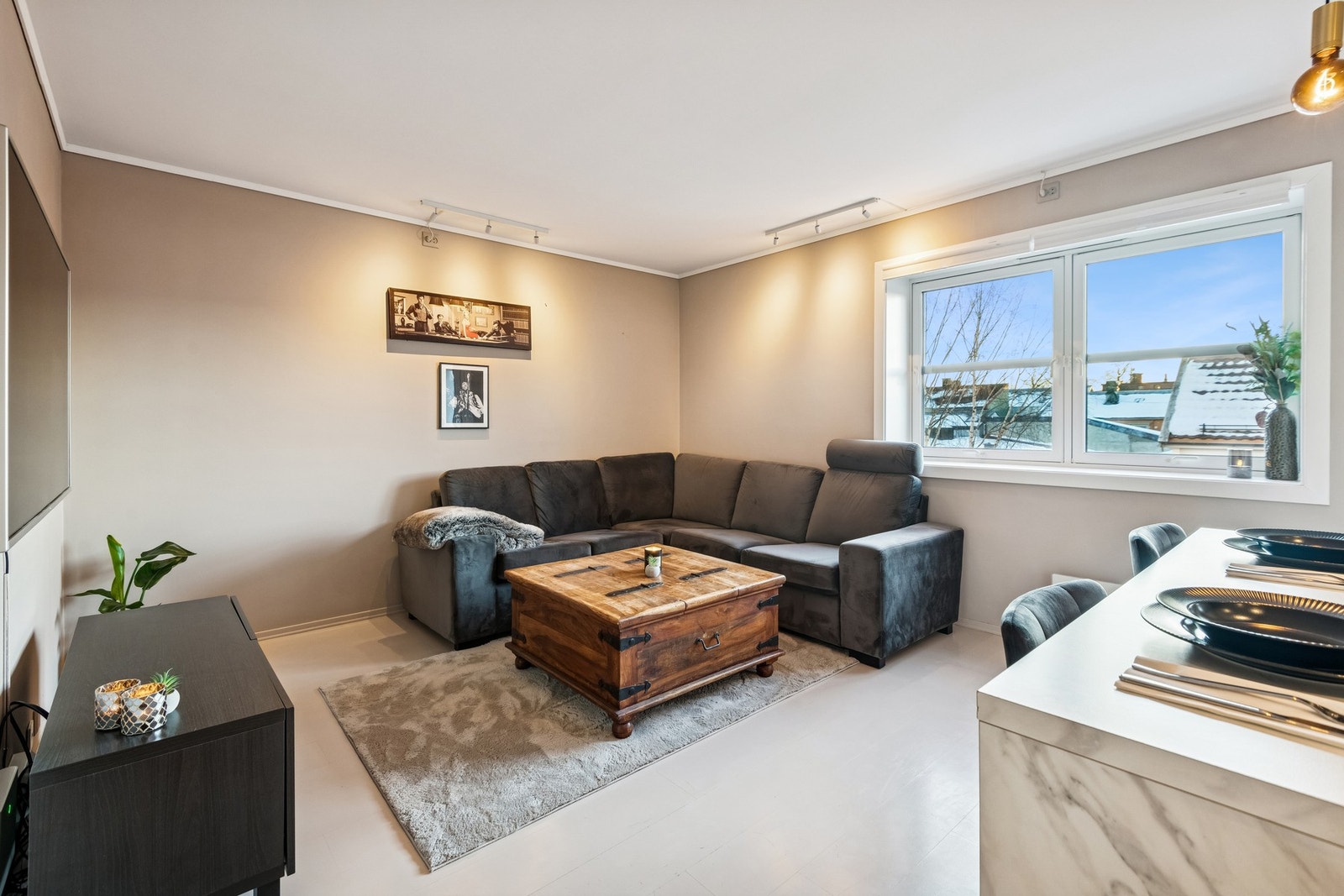 God plass til sofagruppe på stue. Vinduer på stue/kjøkken ble byttet i 2014. Galleribilde