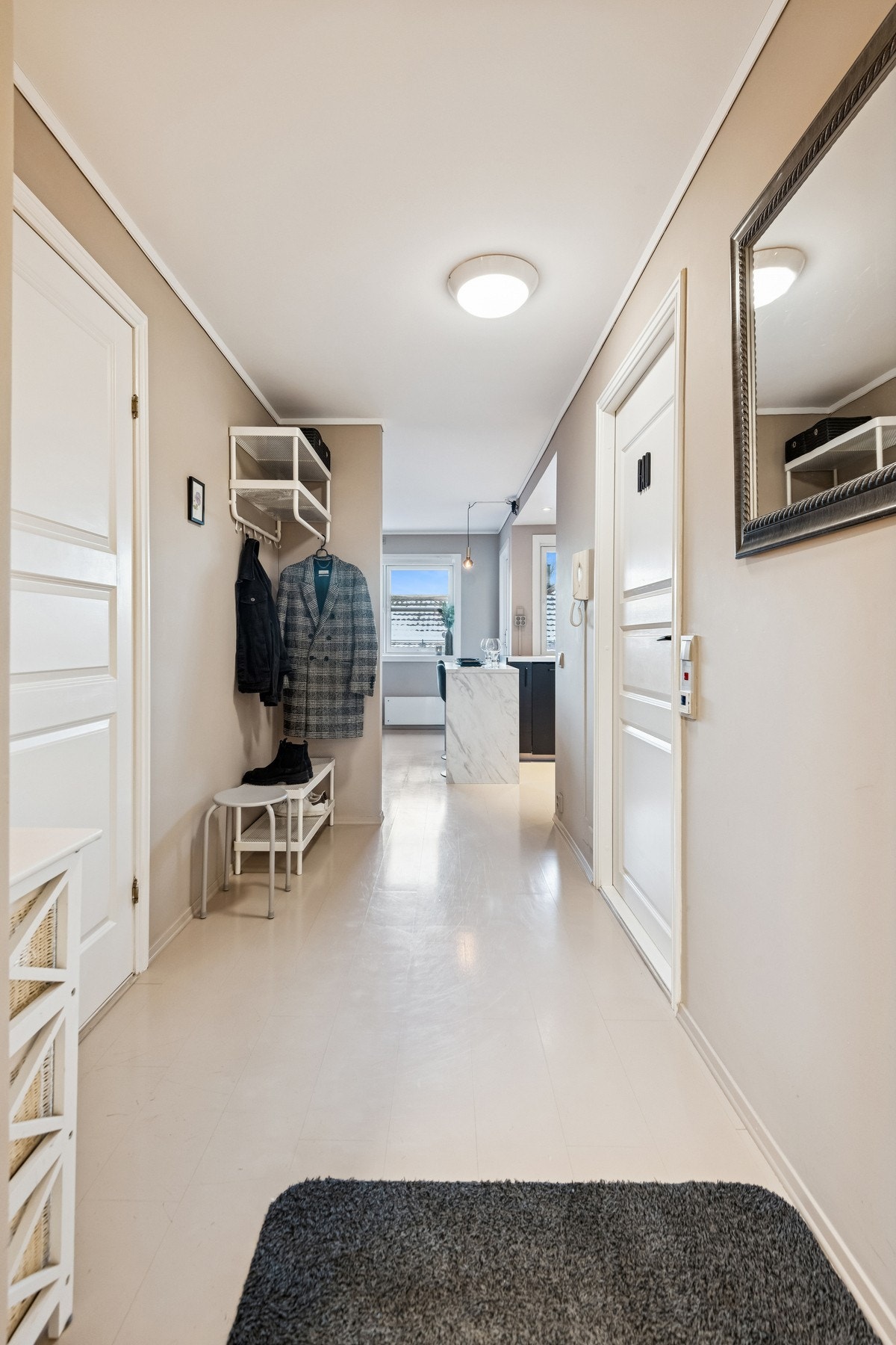 Lys og luftig entré med plass til oppbevaring. Galleribilde