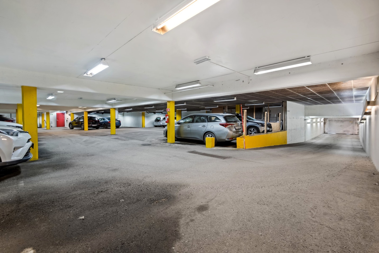 Andelen disponerer en fast plass i parkeringskjeller. I tillegg disponerer andelen en bod i kjeller og en på loftet. Galleribilde