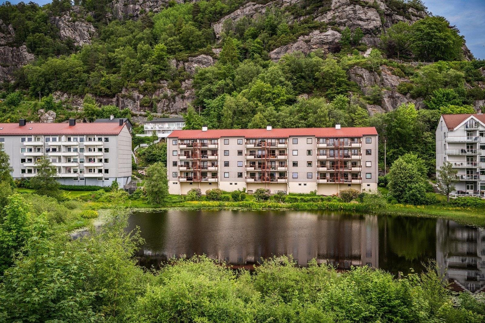 - Attraktivt beliggenhet i et etablert boligområde med kort vei til alt man måtte ønske seg av service- og fasilitetstilbud - Galleribilde