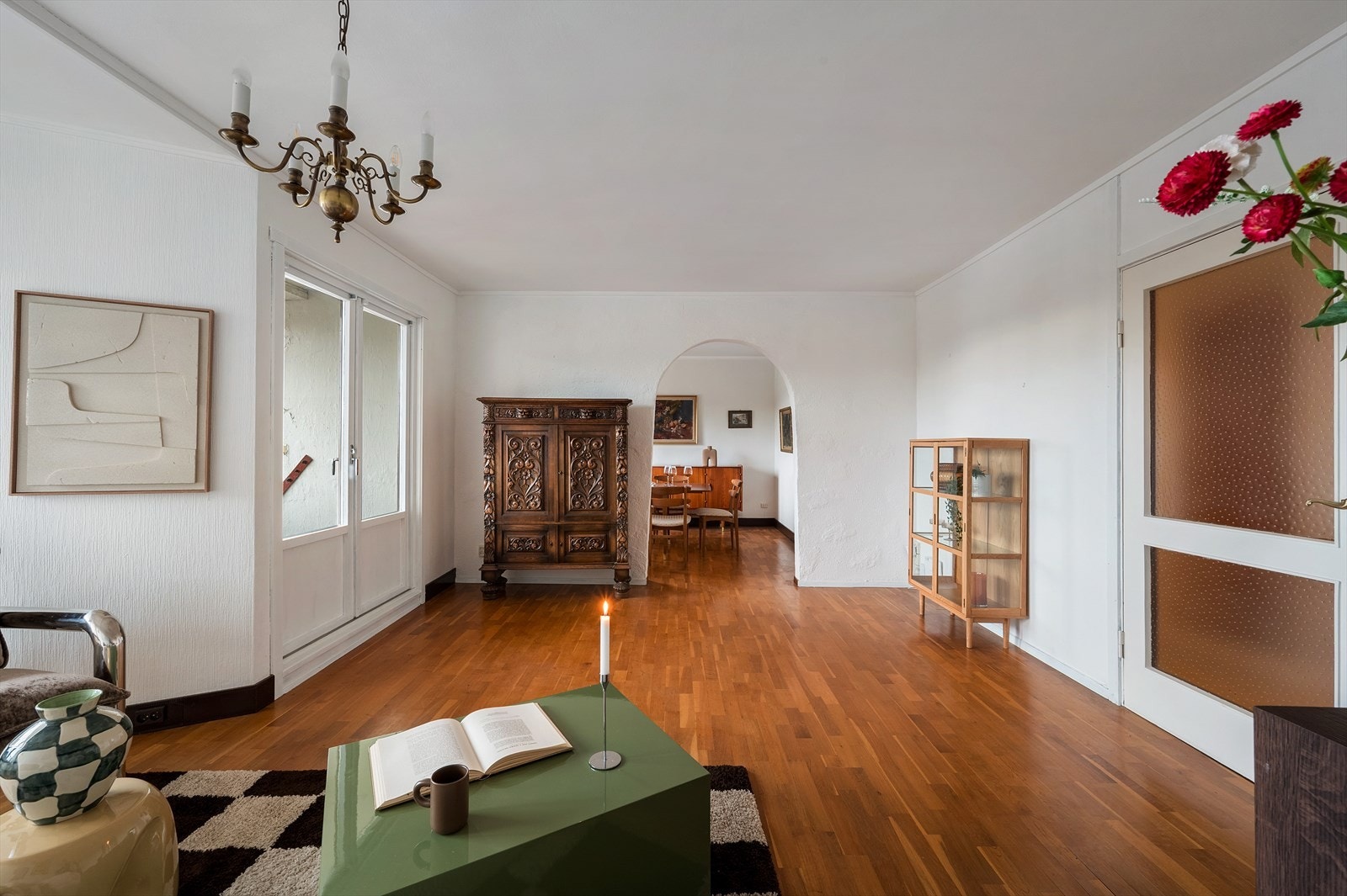 - Stuen har godt med vindusflater som bidrar til rikelig med verdifullt lysinnslipp - Galleribilde