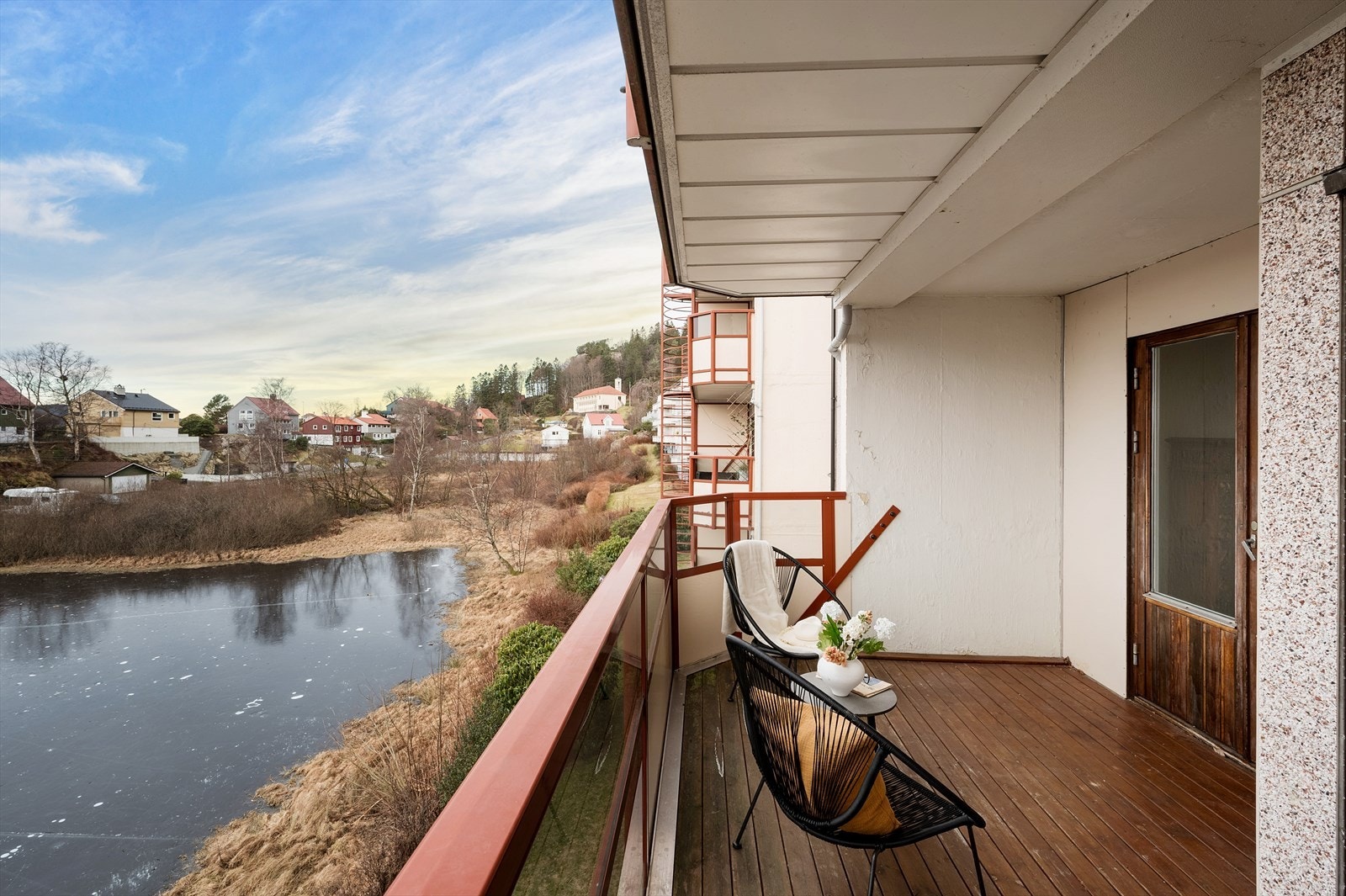 - Balkongen måler 9,5m². Det at balkongen er overbygget gjør bruksmulighetene betraktelig større, og utemøbler o.l. kan stå ute store deler av året - Galleribilde