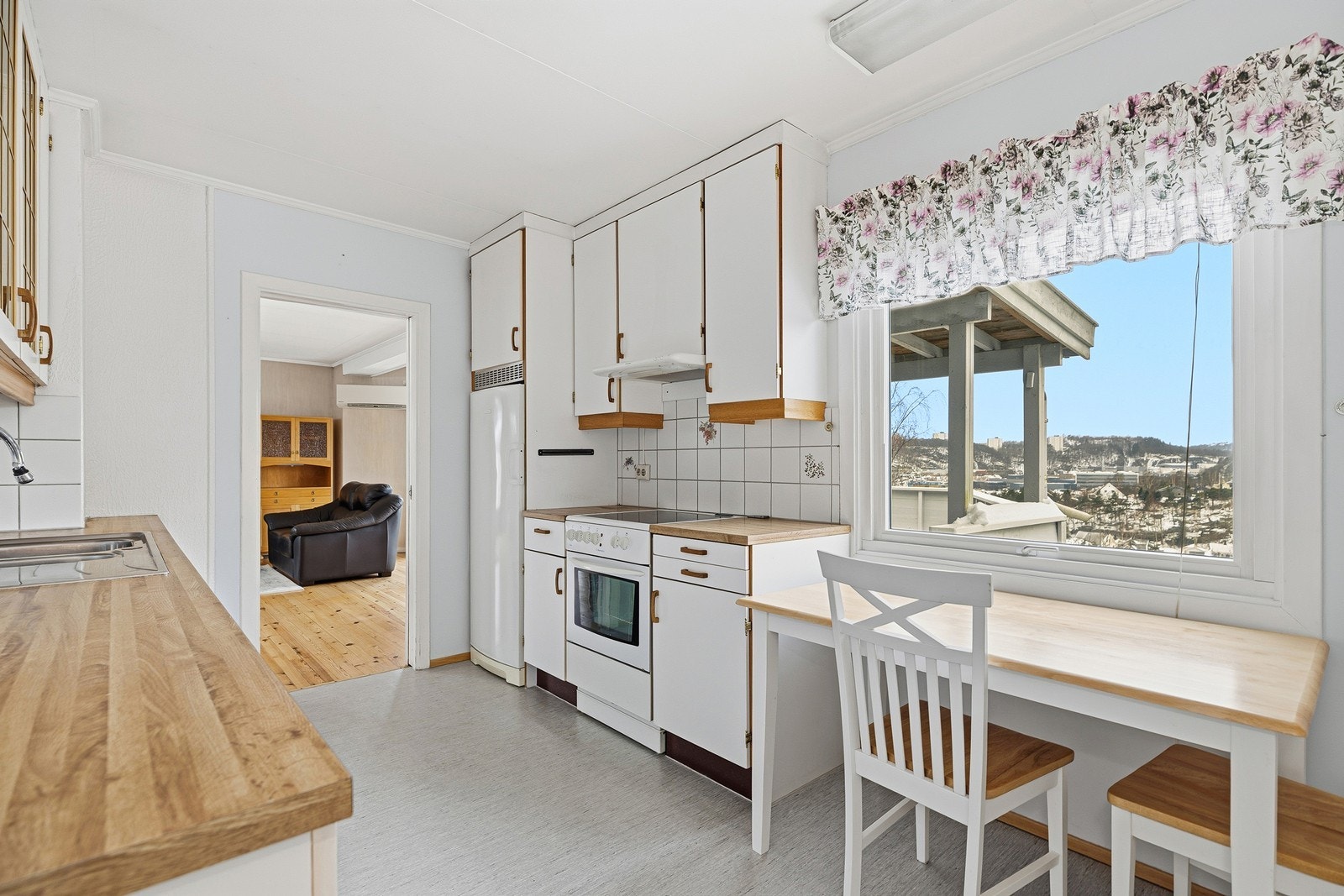 Sjarmerende kjøkken bestående av frittstående hvitevarer - Dersom disse skal medfølge så skal det spesifiseres i bud. Galleribilde