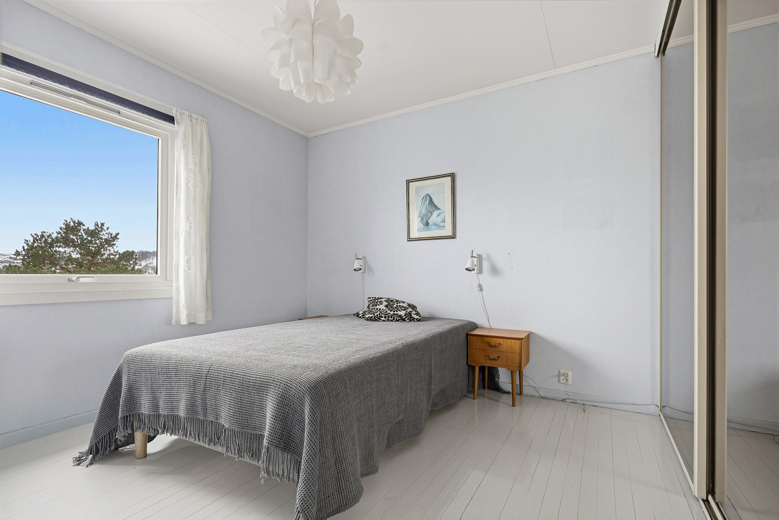 Hovedsoverommet er romslig med god plass til dobbeltseng og tilhørende møblement Galleribilde