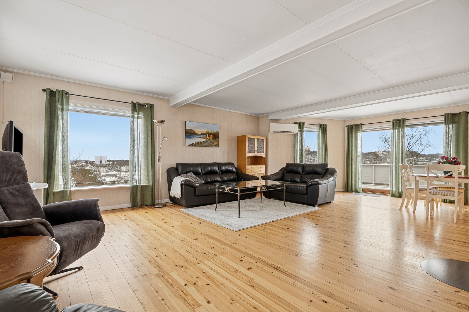 Stor og romslig stue med lysinnslipp fra to sider Galleribilde