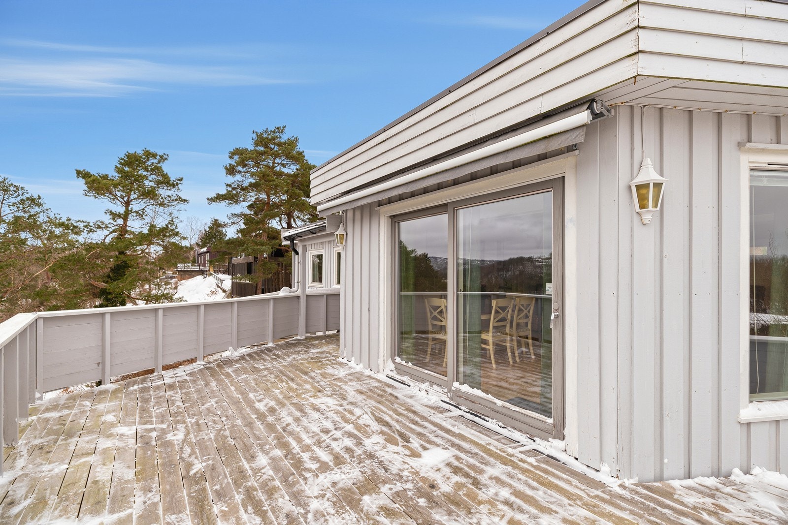 Stor og solrik terrasse Galleribilde