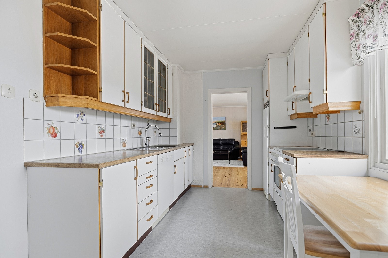 Kjøkkenet har god oppbevaringsplass og benkeplass. Galleribilde