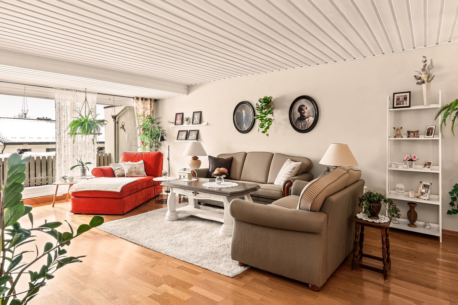 Stue med utgang til veranda Galleribilde