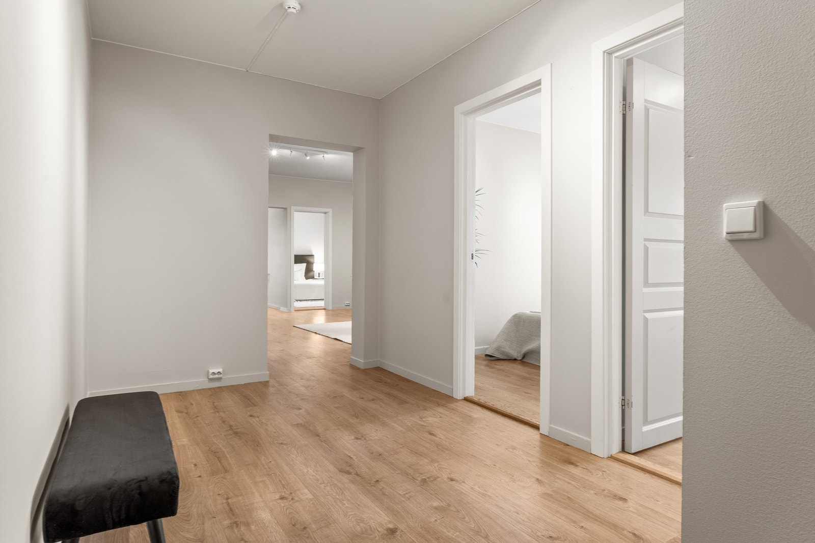 Romslig gang med lyse farger Galleribilde