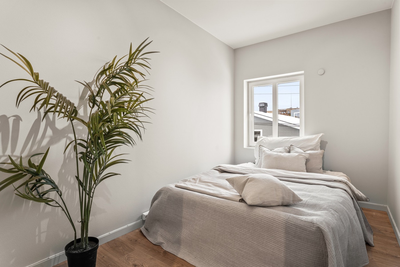 Soverom nummer tre med god plass til stor seng Galleribilde