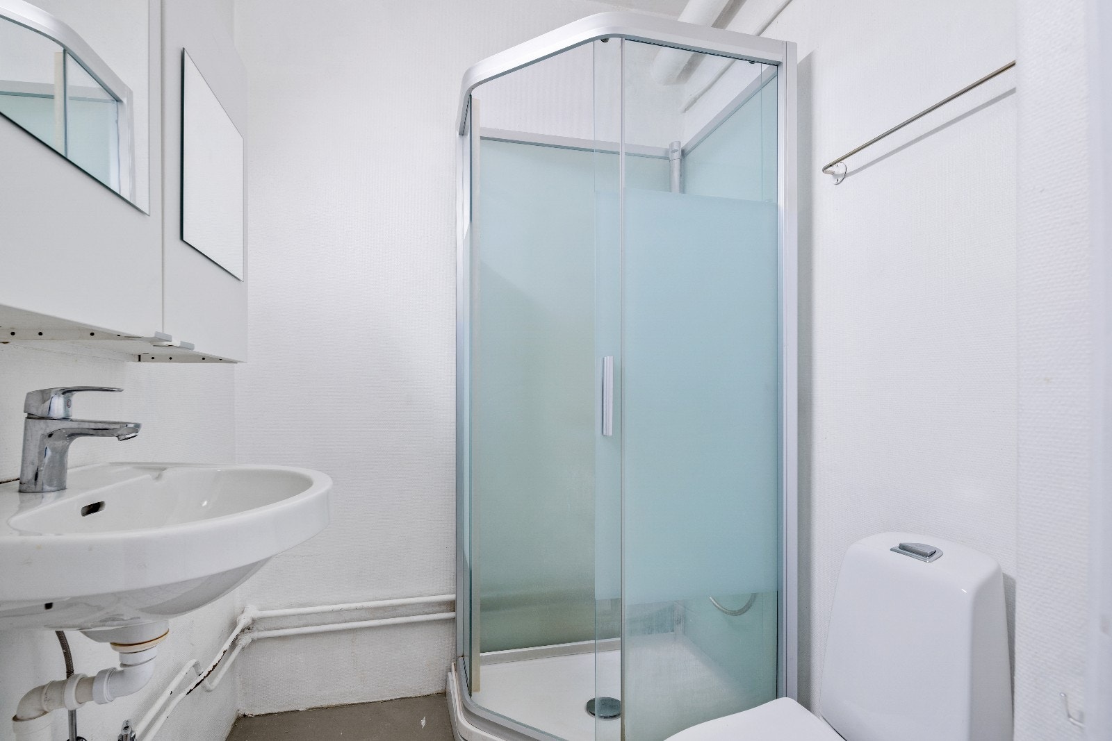 Lyst bad med dusjkabinett Galleribilde