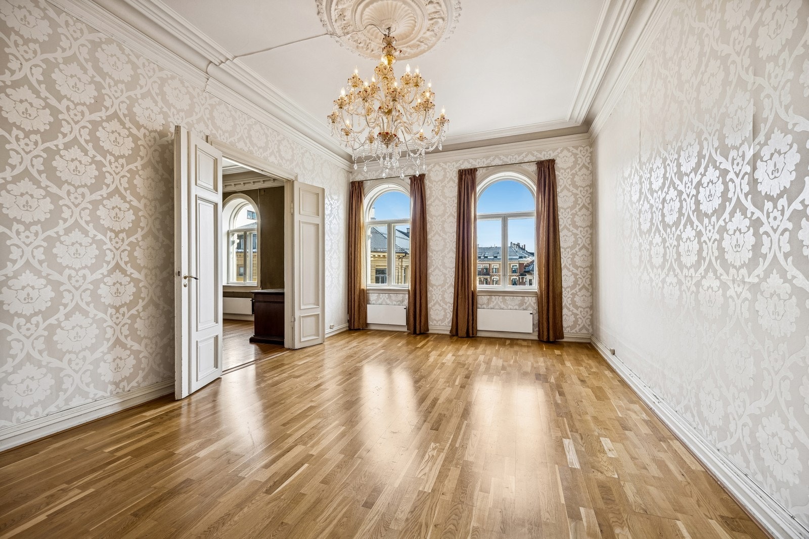 Nydelig silketapet , over 3 meter takhøyde. Stukkaturer og profilert listverk i tak. Galleribilde