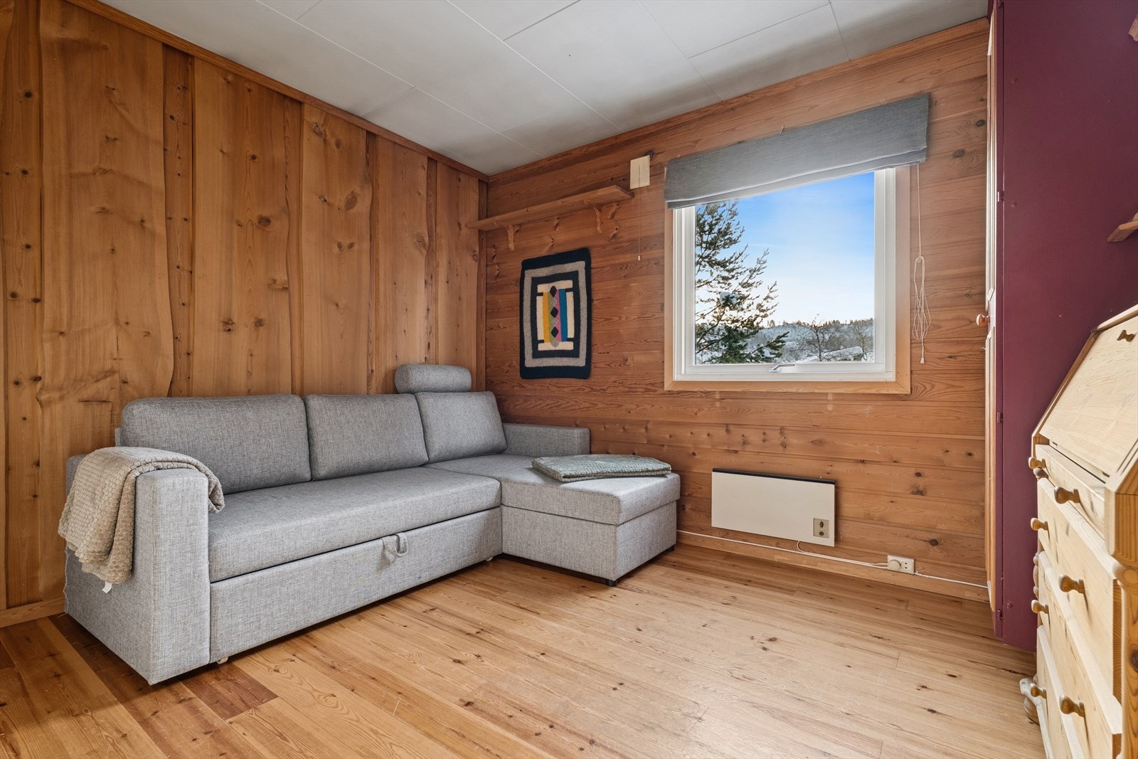 Soverom 2 er også av god størrelse og har garderobe. Ypperlig som barnerom, gjesterom, kontor eller lignende. Galleribilde