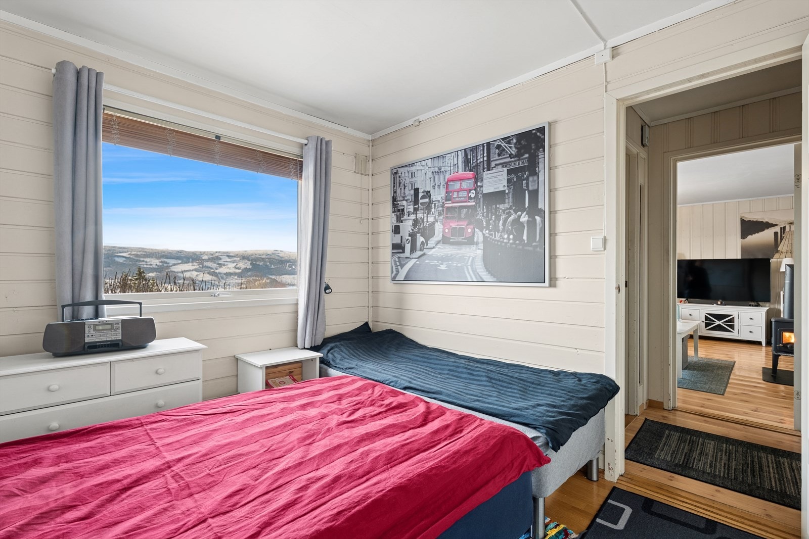 Soverommet er av god størrelse, utstyrt med garderobe og har ellers god plass til seng. Galleribilde