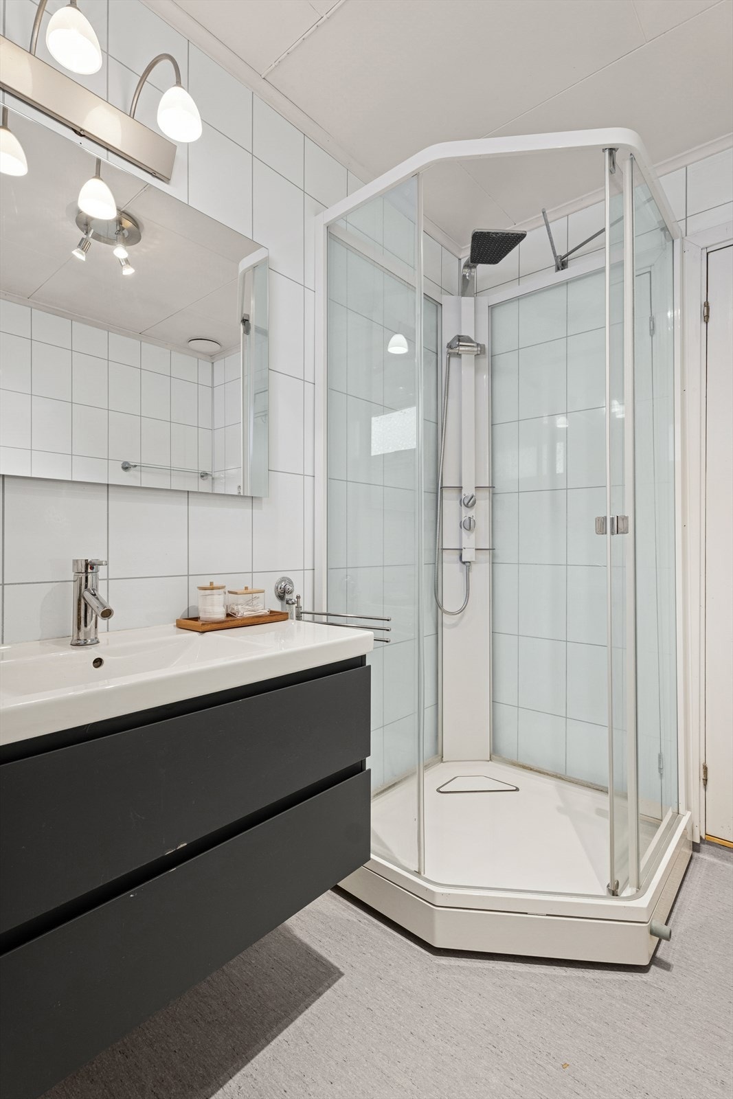 Badet er ellers innredet med dusjkabinett og baderomsinnredning med god lagringsplass og nedfelt servant. Galleribilde