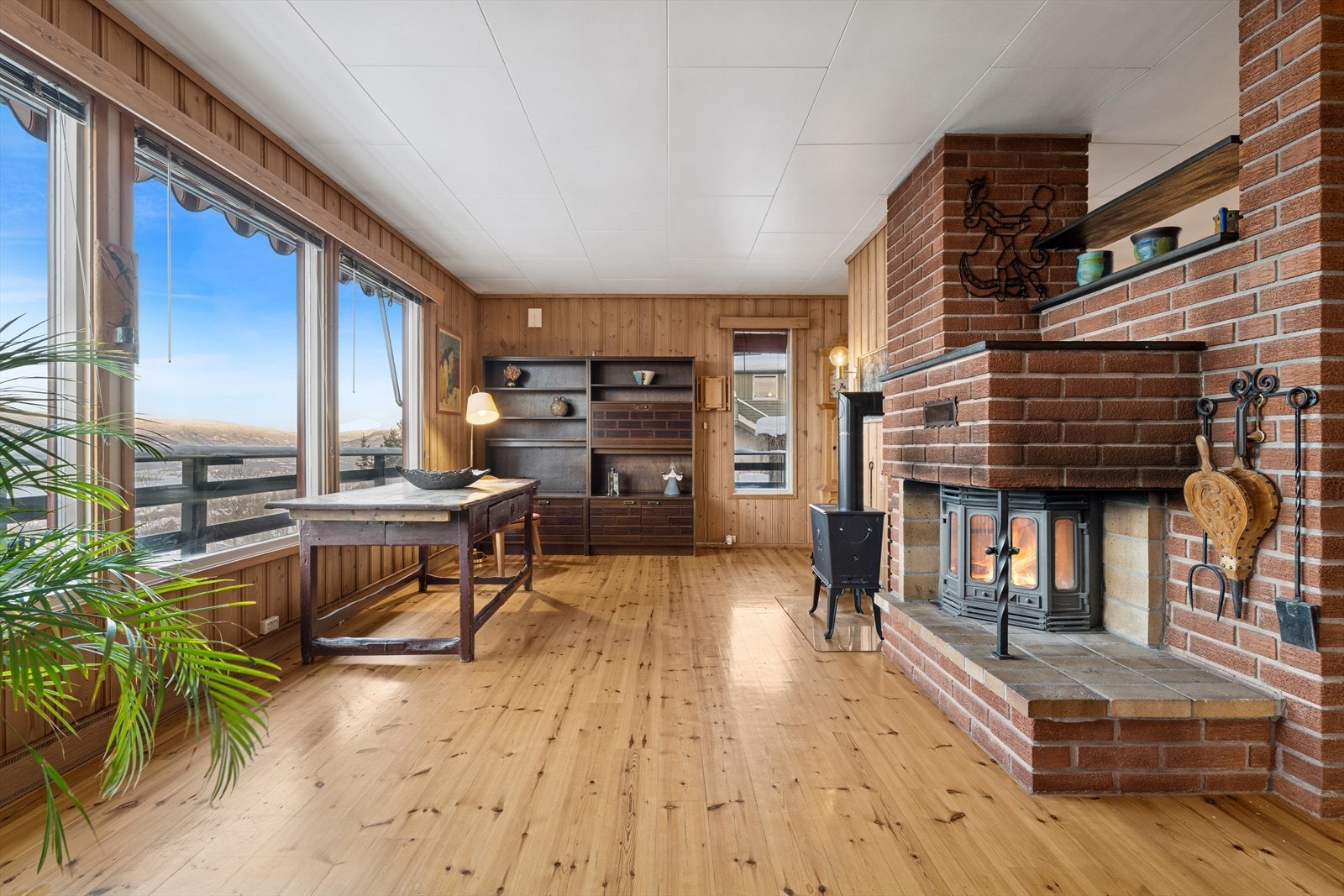 Stuen er også utstyrt med peis og vedovn som fungerer som en romdeler, samtidig som de gir god varme på kalde dager. Galleribilde