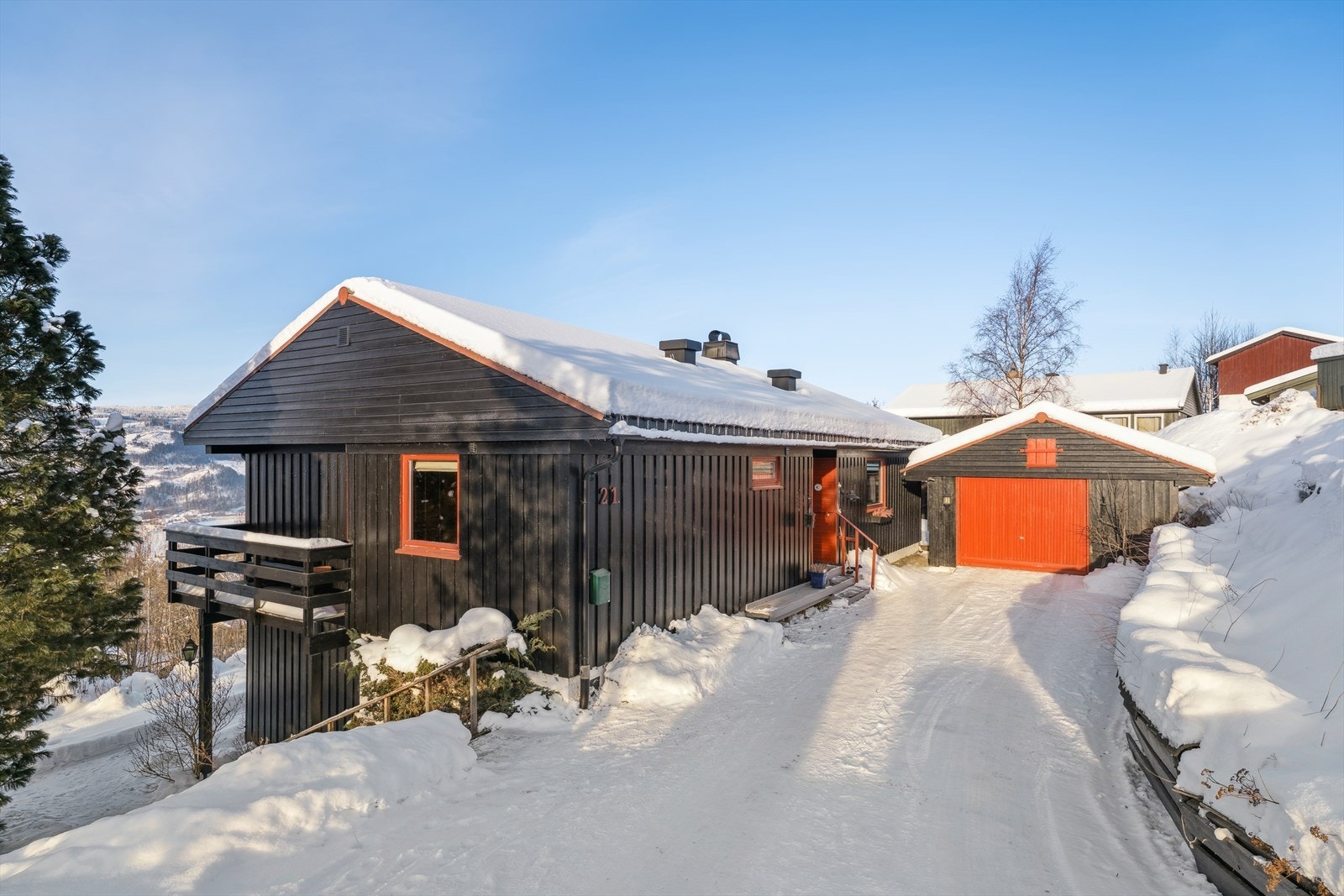 Boligen ble bygget i 1978 og har tilhørende garasje. Tomten er på ca. 806 kvm og er flott opparbeidet. Galleribilde