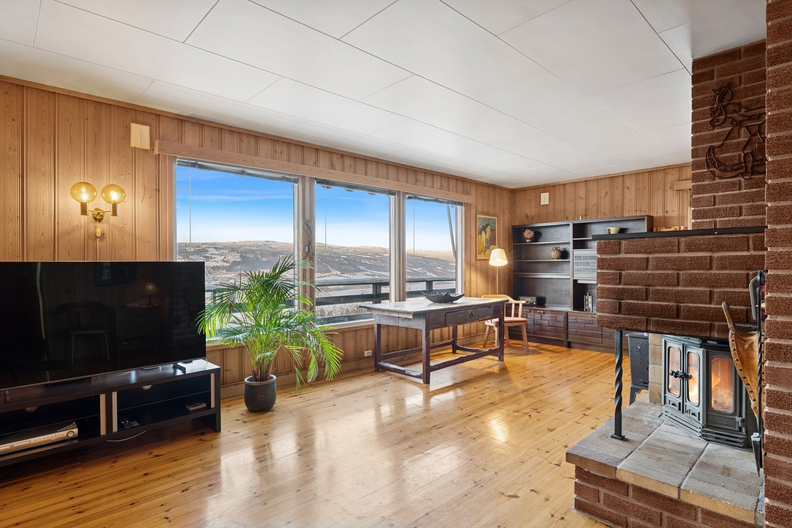 Her har man god plass til å møblere i flere soner med både sofagrupper og spisebord. Galleribilde