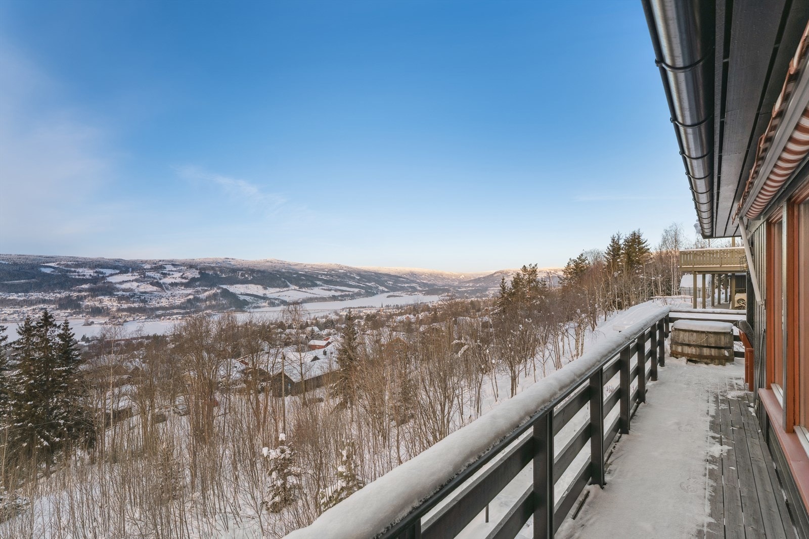 Boligen ligger usjenert til med friareal foran, så her har man godt med luft rundt eiendommen. Galleribilde