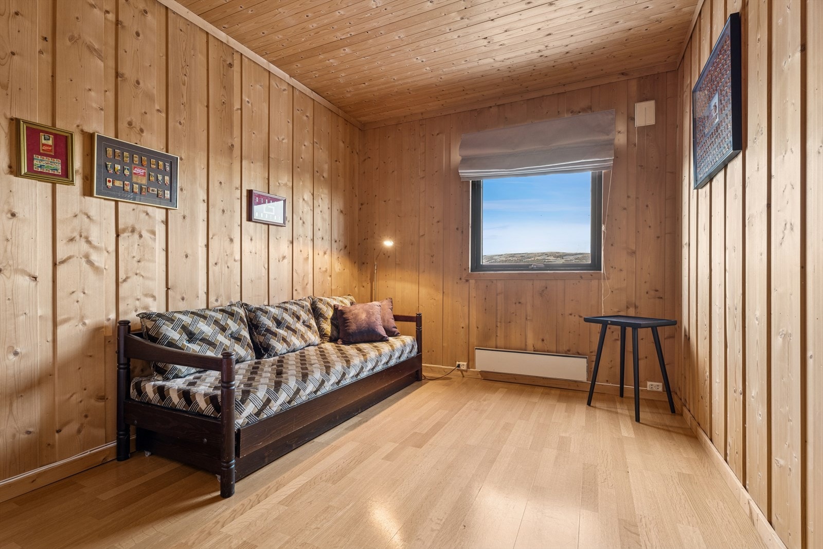 Følger man trappen ned til underetasjen finner man et stort rom som i dag er innredet som stue/gjesterom (se punkt "ferdigattest") Galleribilde