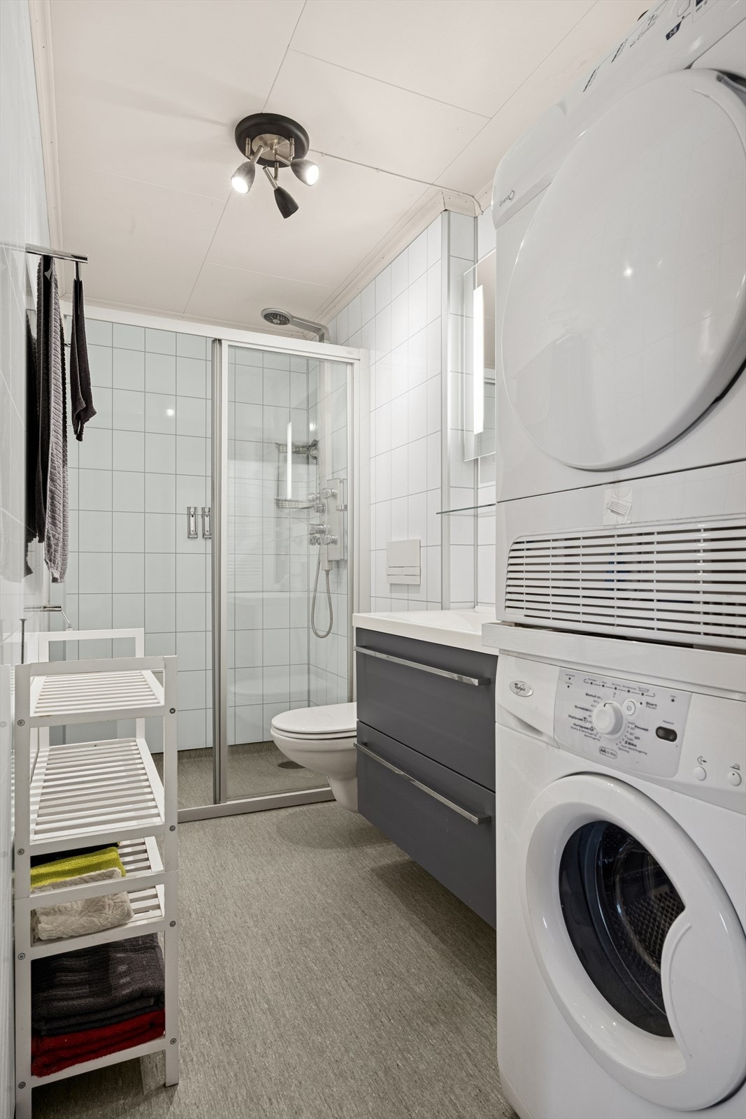 Baderommet ble pusset opp i 2011 og er innredet i tilsvarende stil som baderommet i første etasje. Her har man også varmekabler i gulvet for ekstra komfort. Galleribilde