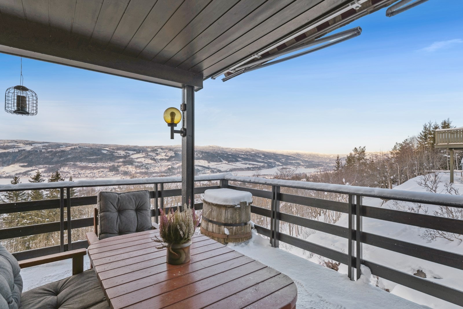 Deler av altanen er overbygget og har god plass til sittegruppe. Et flott utested hvor man kan nyte solrike dager! Galleribilde