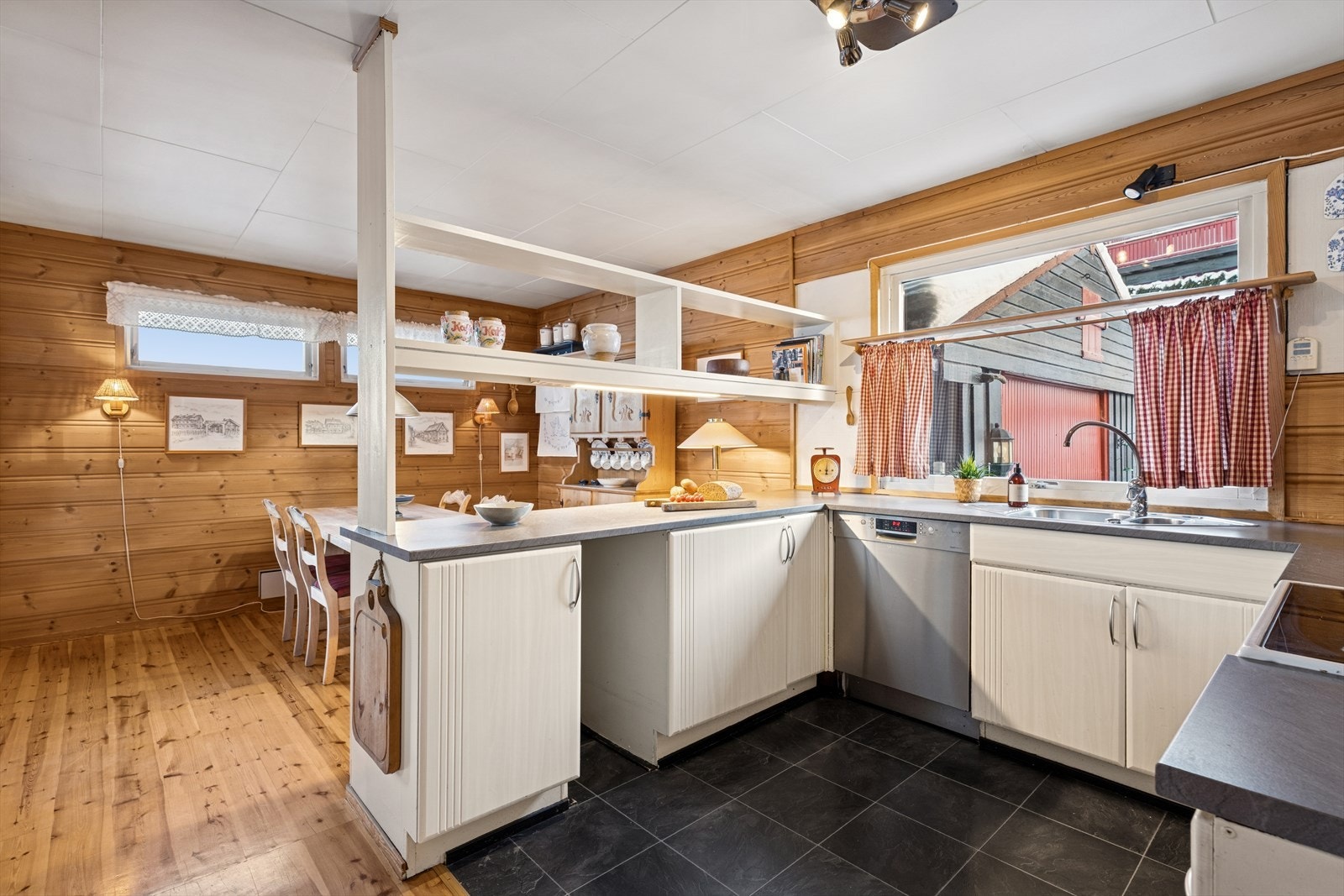 Kjøkkenet er byttet i senere tid og tidløst innredet med lyse, profilerte fronter og grå benkeplate i laminat. Et stort og godt kjøkken hvor man har rikelig med skap- og skuffeplass, samt gode arbeidsflater på benk. Galleribilde