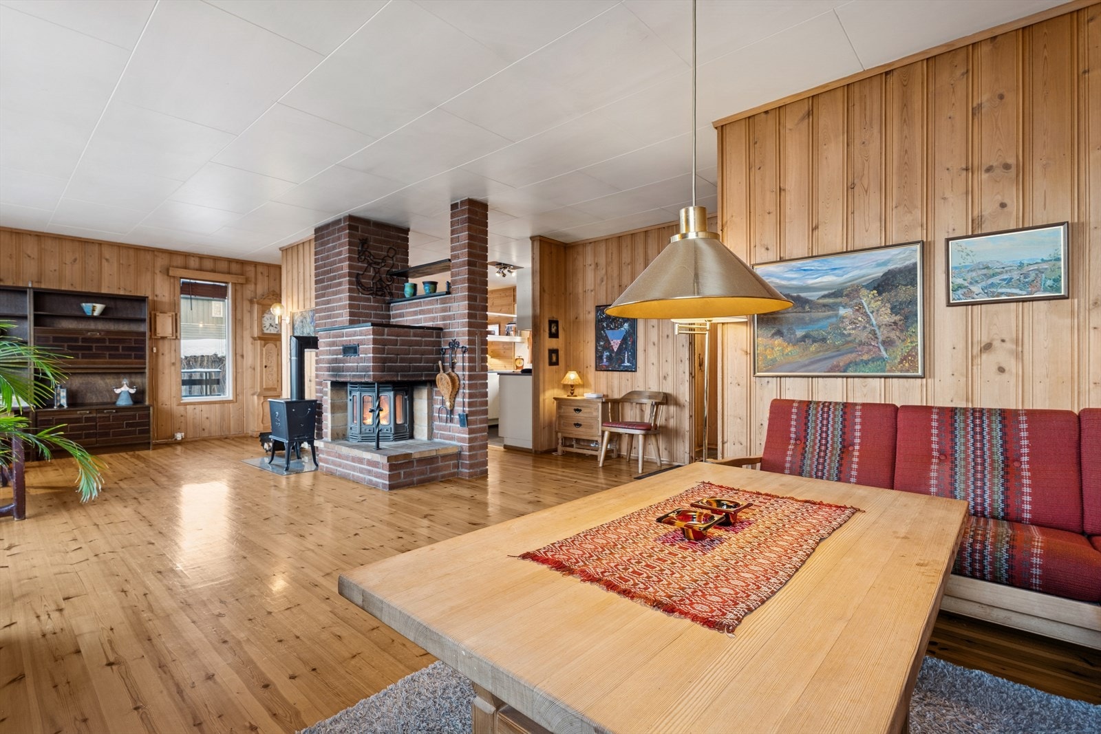 Stue og kjøkken ligger i åpen løsning, men kjøkkenet ligger likevel tilbaketrukket. Et stort og godt oppholdsrom med store vindusflater som sørger for rikelig med lysinnslipp og lar deg nyte den flotte utsikten. Galleribilde