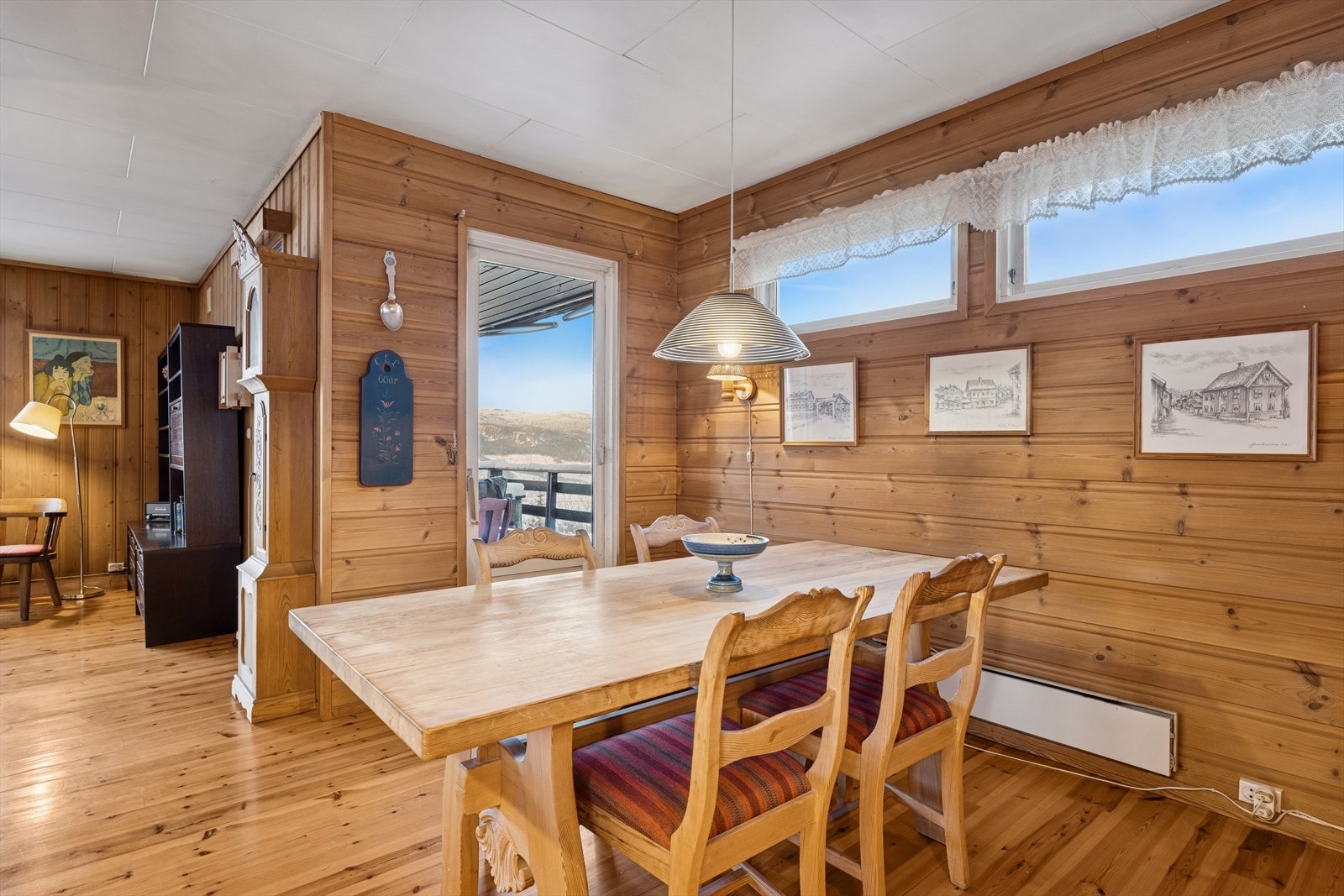 Her har man god plass til å dekke langbord og samle familie og venner. Fra spisestuen har man utgang til en stor altan. Galleribilde