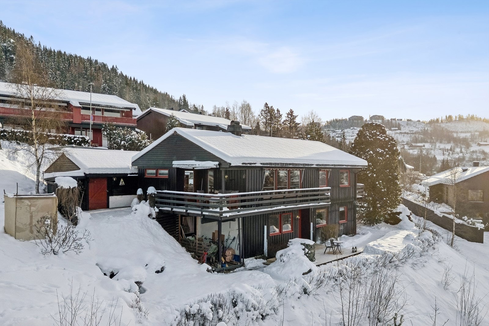 Uteområdet er flott opparbeidet med hage og terrasse. Et kjekt uteområde hvor både store og små vil trives. Galleribilde