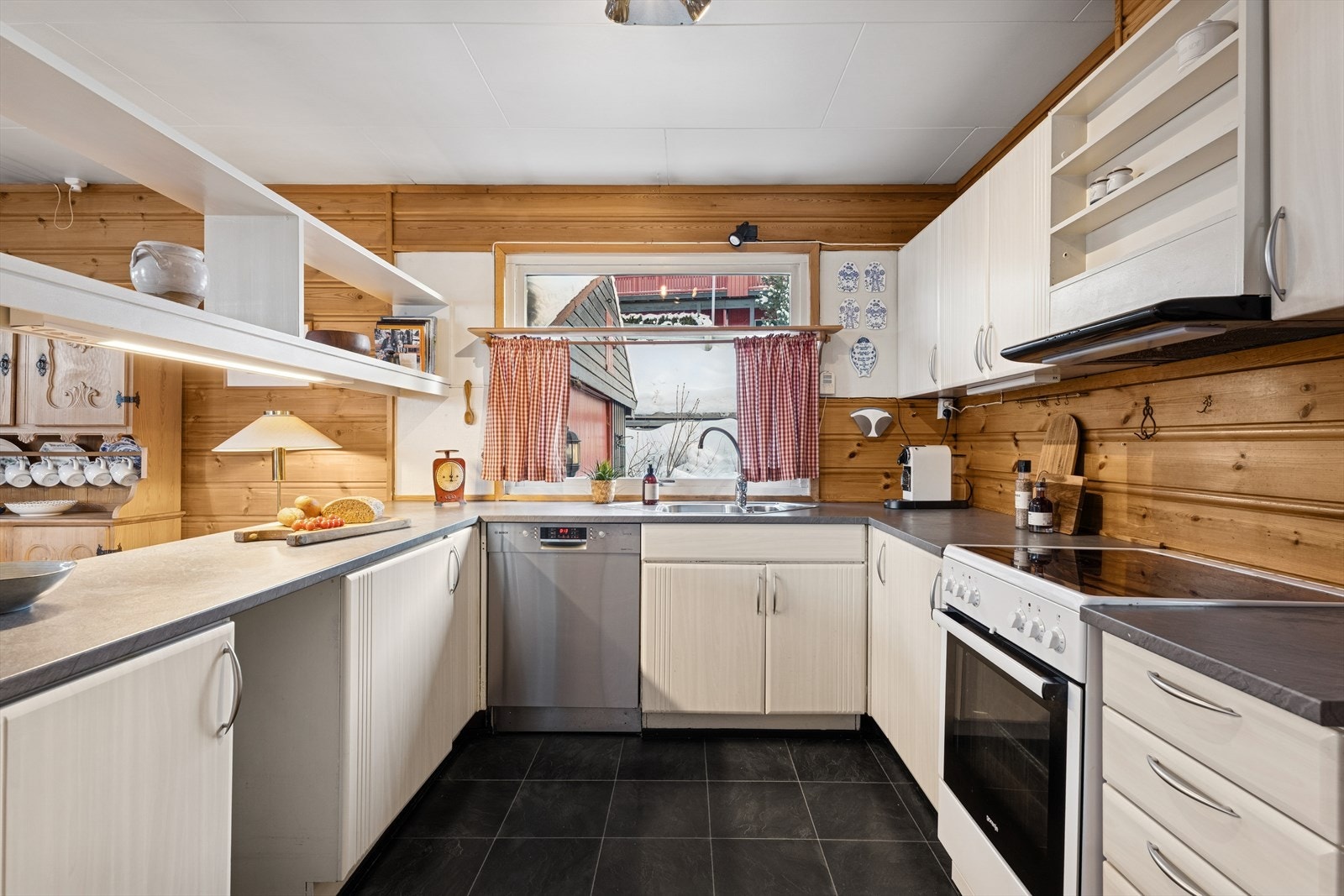 Kjøkkenet er ellers utstyrt med frittstående hvitevarer og kjøkkenventilator med avtrekk ut. Galleribilde