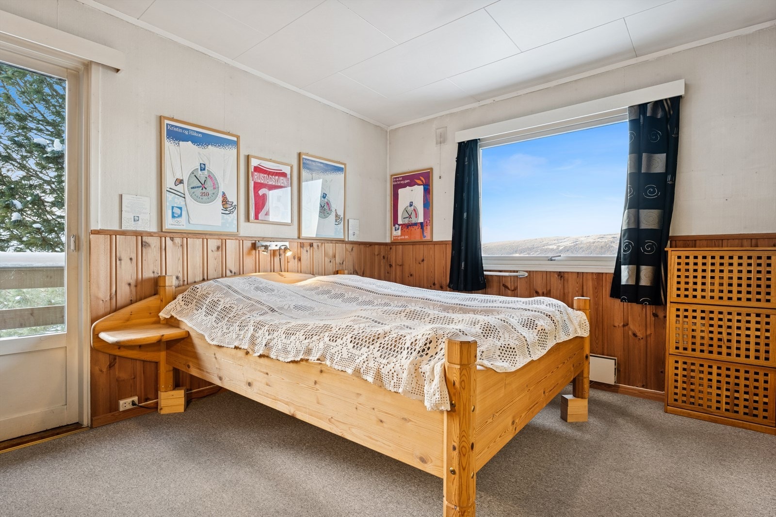 Soverom 1 ligger i første etasje og er av god størrelse. Rommet er utstyrt med garderobe og har ellers god plass til dobbeltseng og tilhørende møblement. Fra soverommet har man også utgang til en koselig balkong. Galleribilde