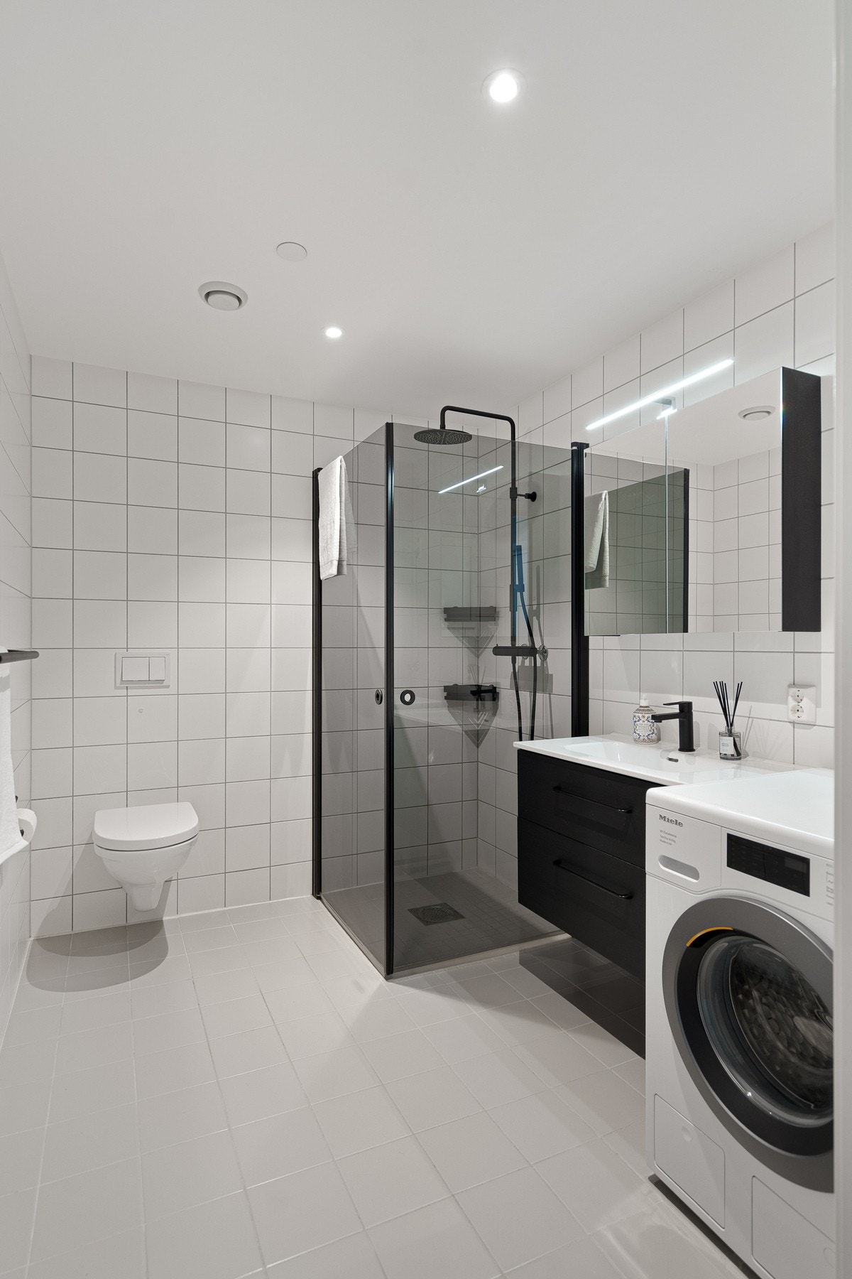 Badet har ny innredning, dusjvegger og dusjarmatur Galleribilde