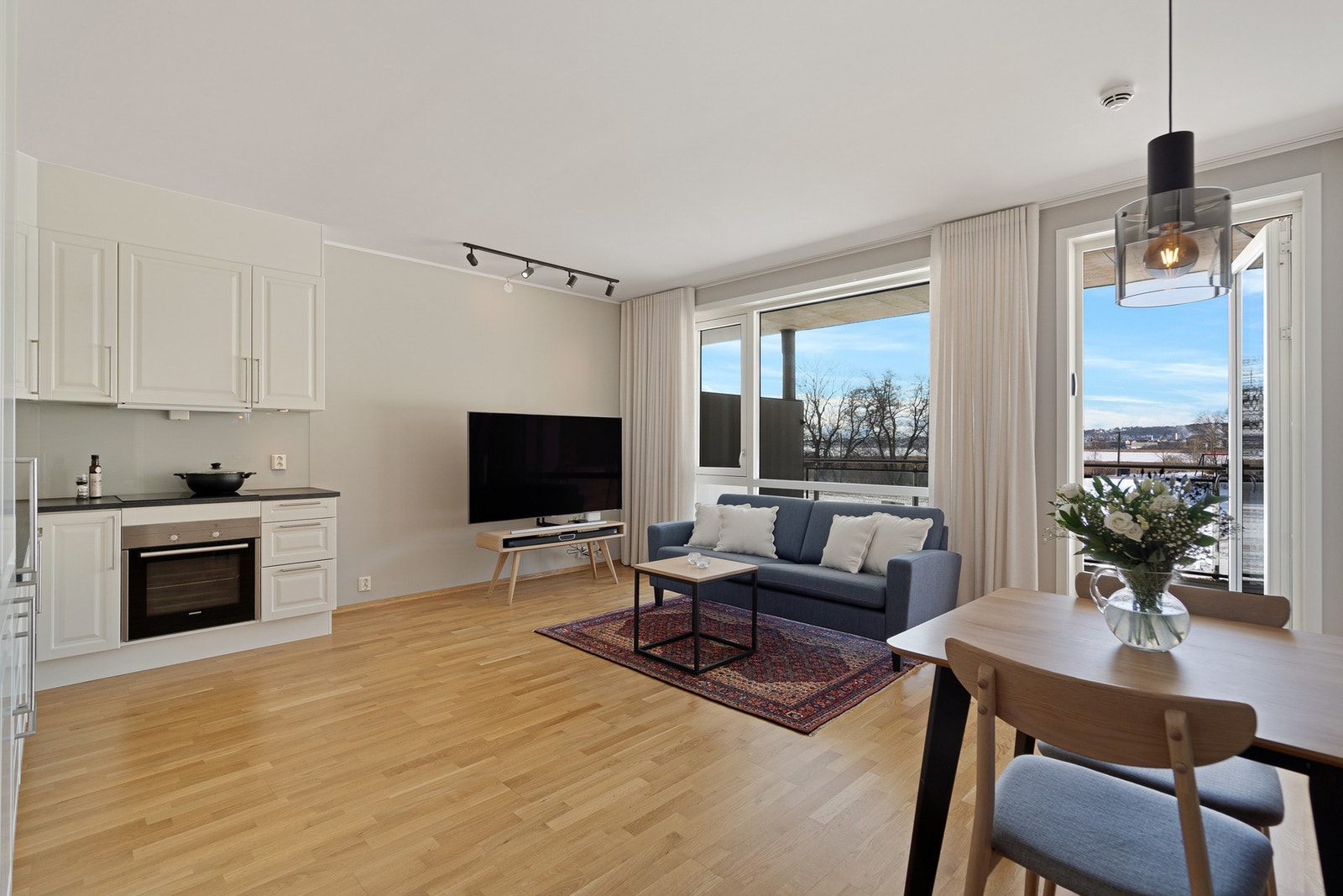 Stuen og kjøkkenet ligger i åpen løsning Galleribilde