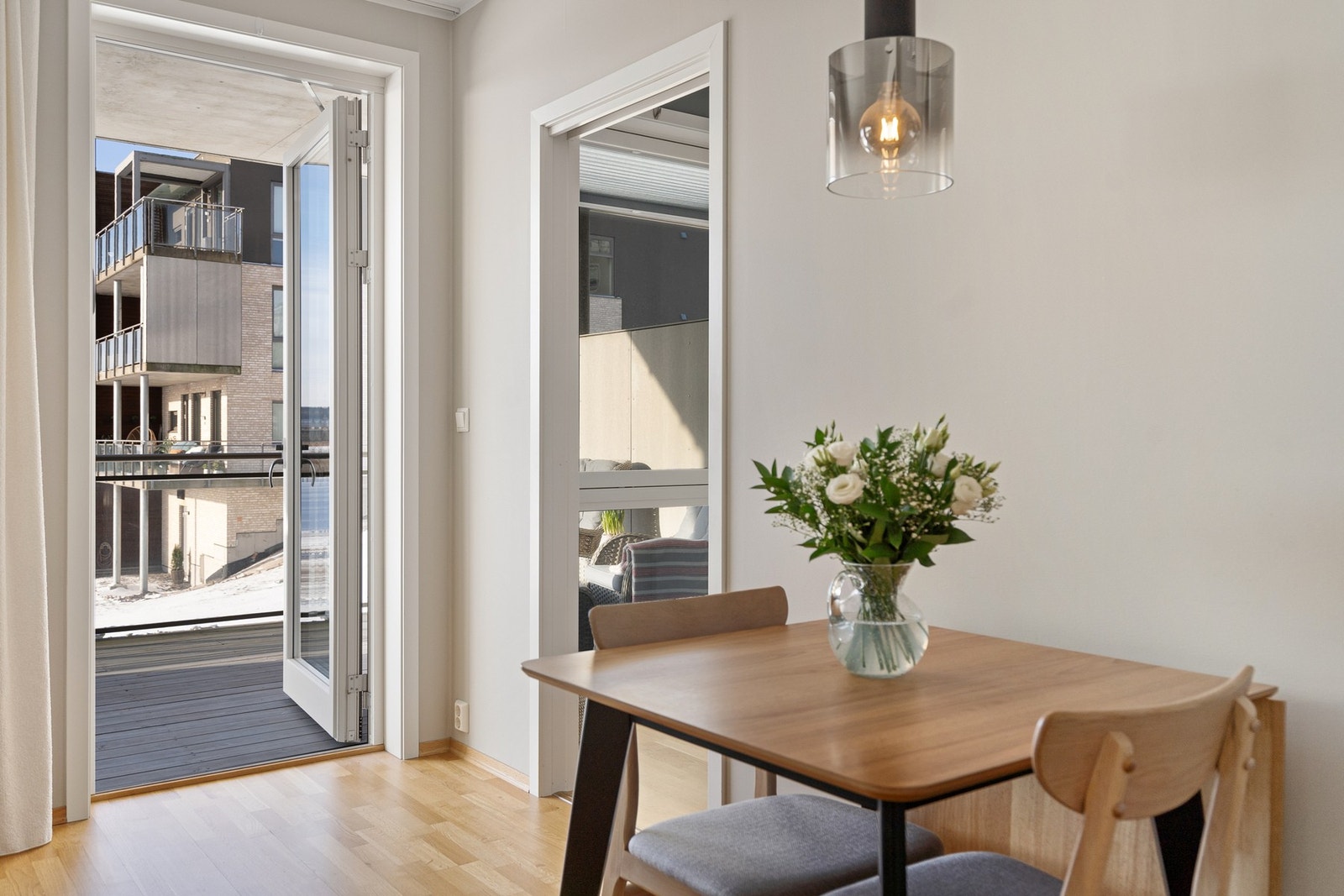 Hyggelig spiseplass ved kjøkkenet Galleribilde