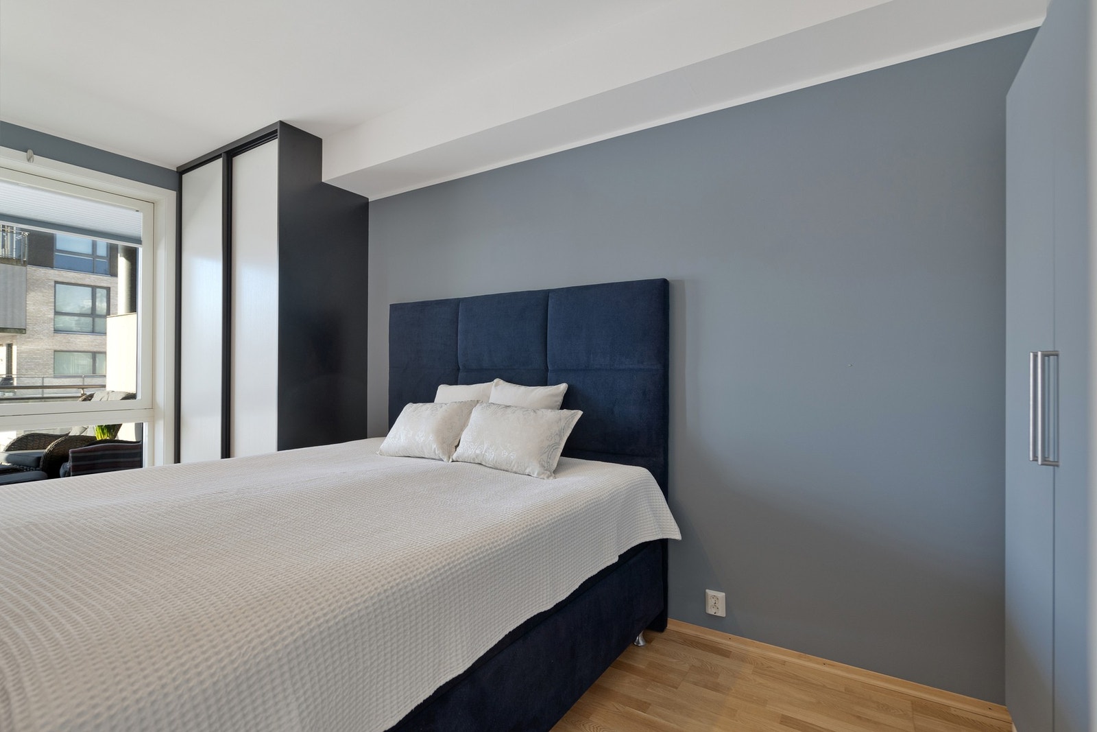 Soverommet har godt med garderobeskap Galleribilde