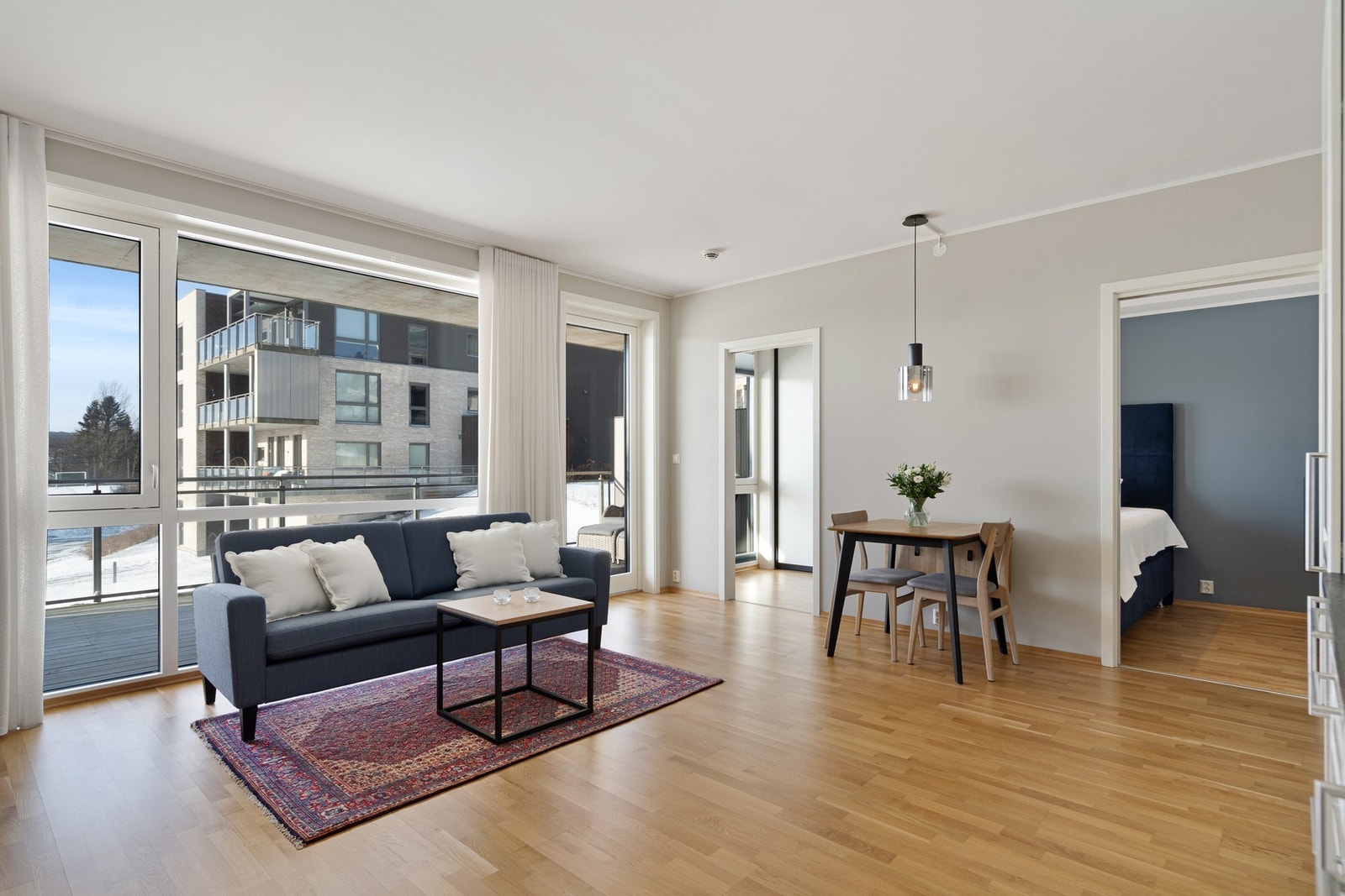 Leiligheten er lys og pen, med store vinduer som slipper inn godt med naturlig lys Galleribilde