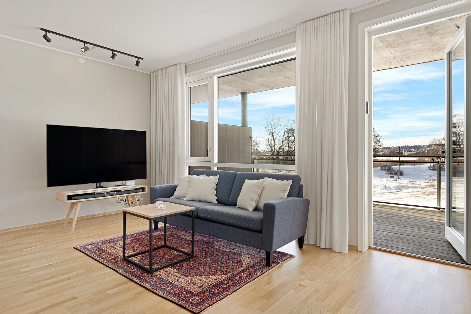 I stuen er det plass til sofaløsning med tilhørende møblement Galleribilde