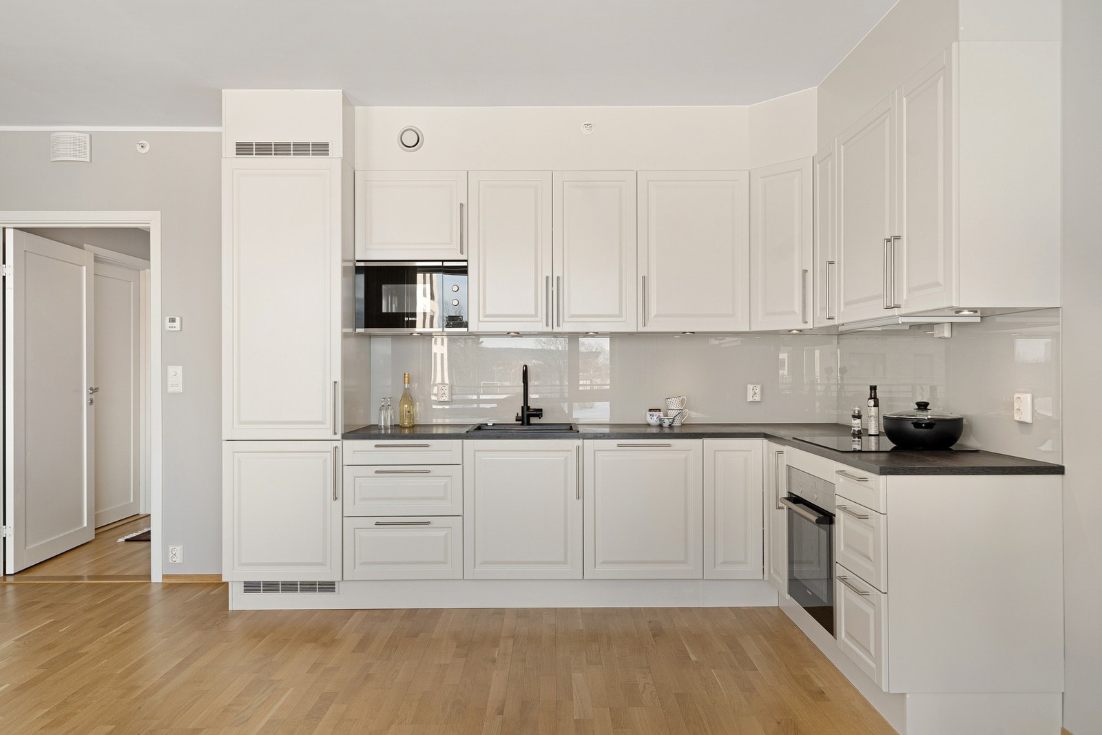 Kjøkkenet er oppgradert med ny benkeplate og kjøkkenarmatur Galleribilde