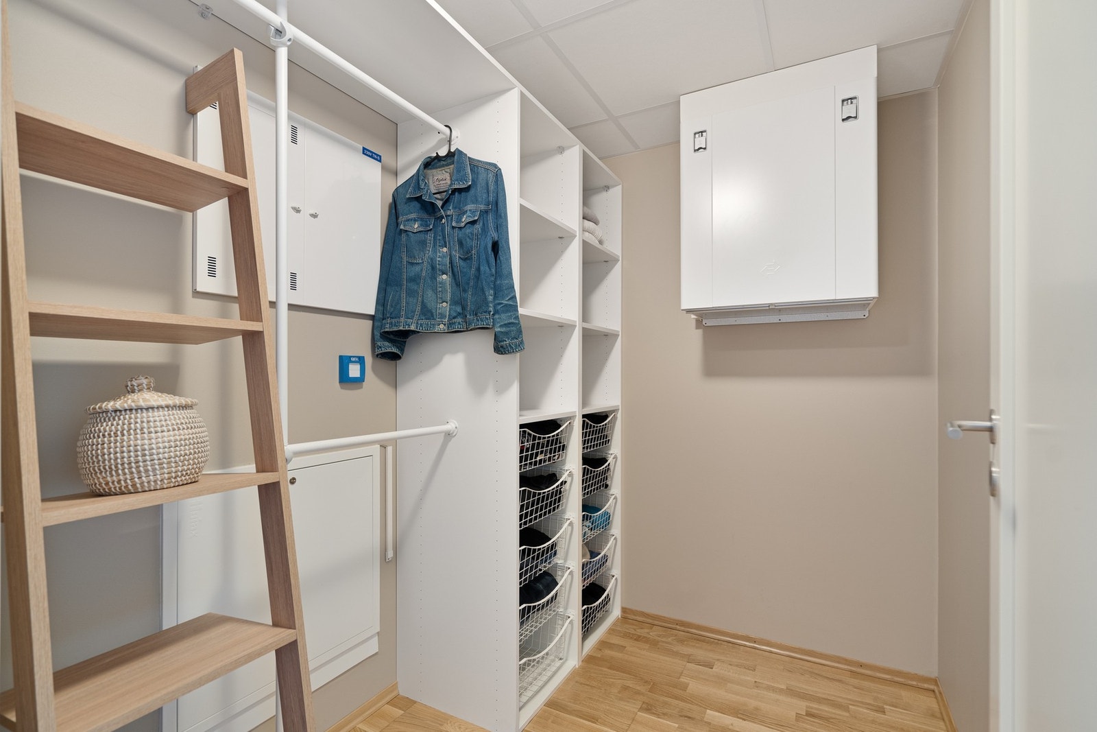 I tilknytning til entréen er det en stor praktisk bod Galleribilde