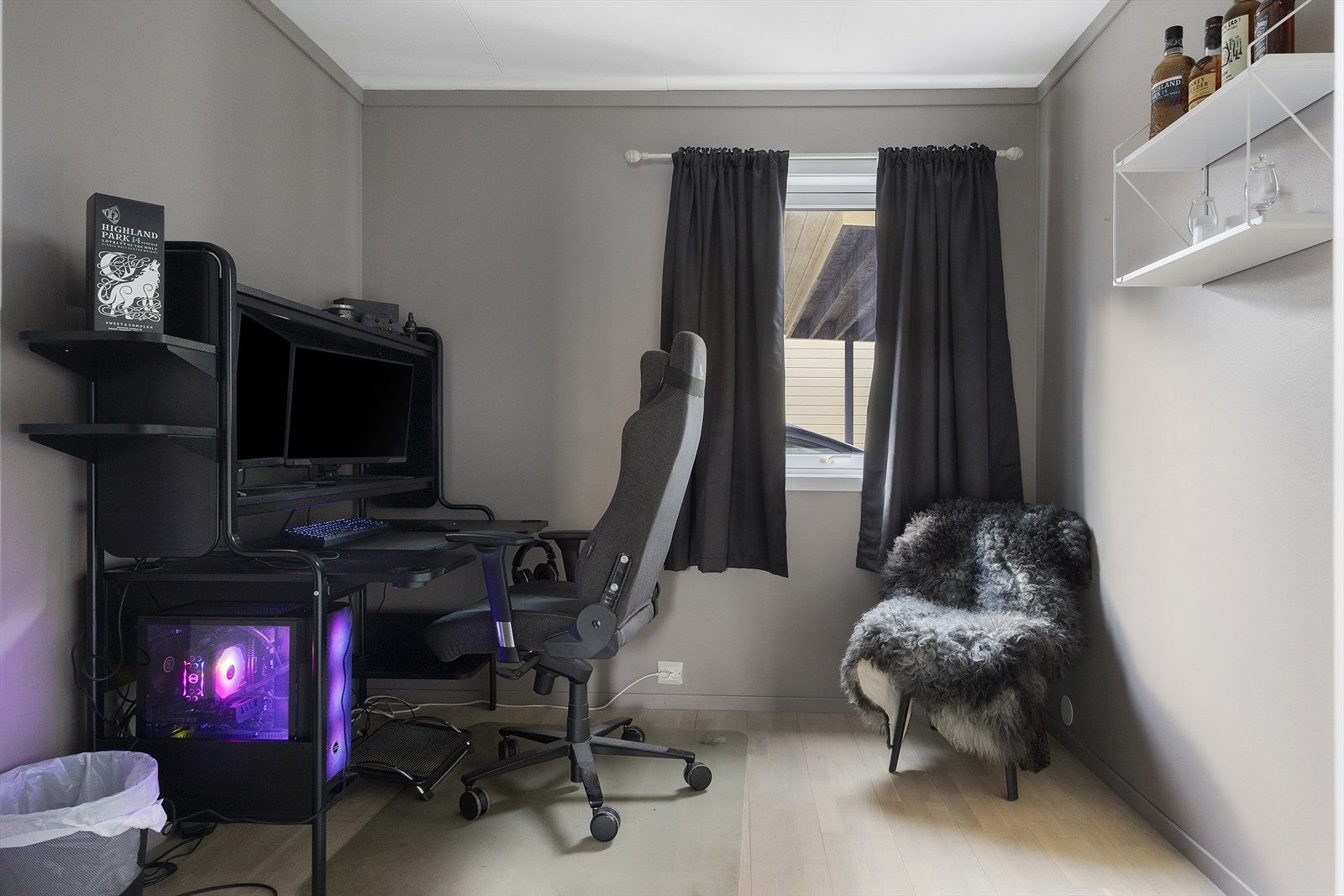 Boligen har to romslige soverom, ideelt for hovedsoverom og barnerom/gjesterom. Galleribilde