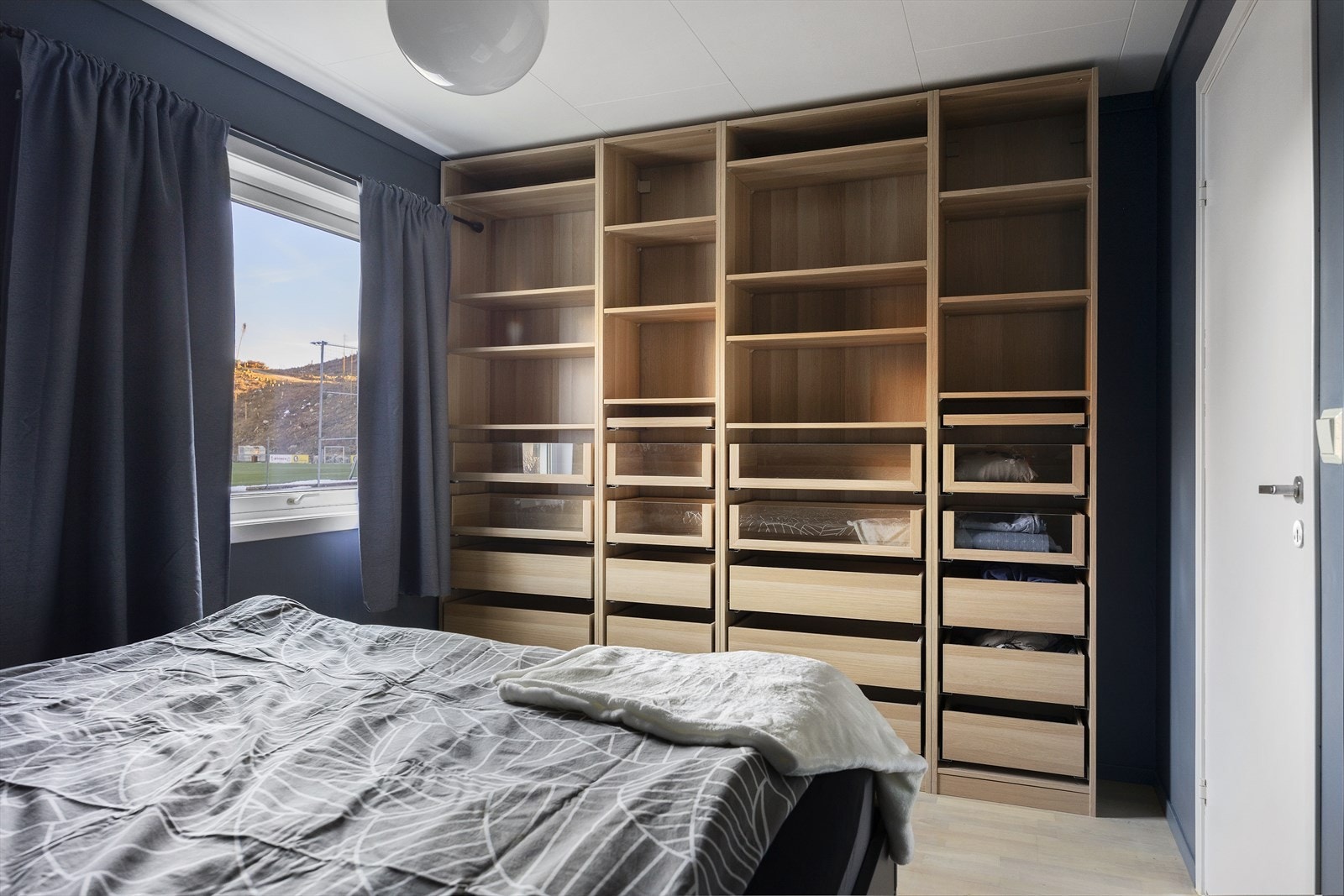 Hovedsoverommet har et stort garderobeskap som går fra gulv til tak og følger med handelen. Galleribilde