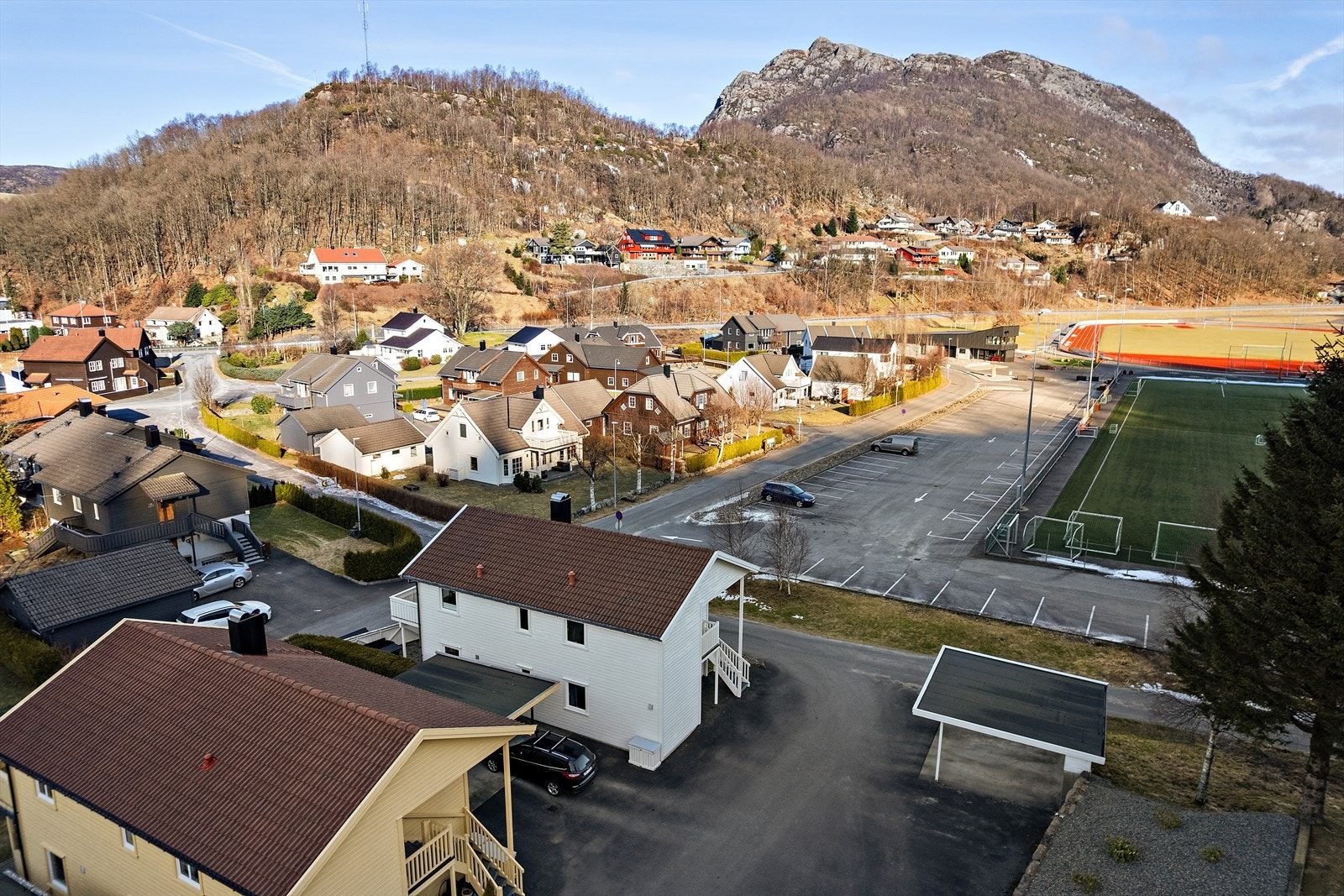 Vikeså er et sjarmerende tettsted som tilbyr gode fasiliteter i kort avstand fra boligen. Her bor du med nærhet til skole, barnehage og idrettsanlegg, noe som gjør området ideelt for småbarnsfamilier. Galleribilde